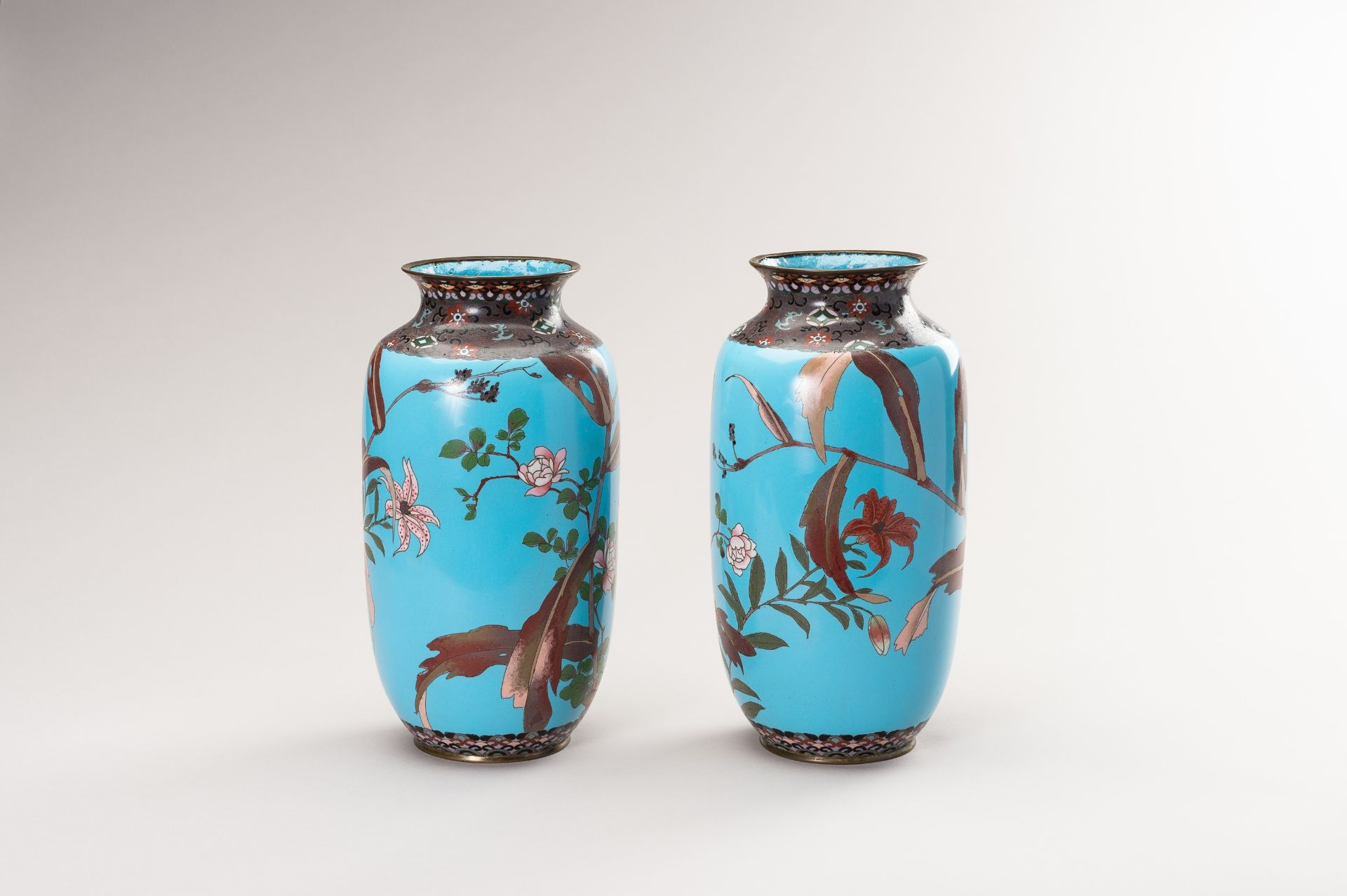 A PAIR OF TWO CLOISONNE VASES WITH BIRDS AND FLOWERS - Image 5 of 11