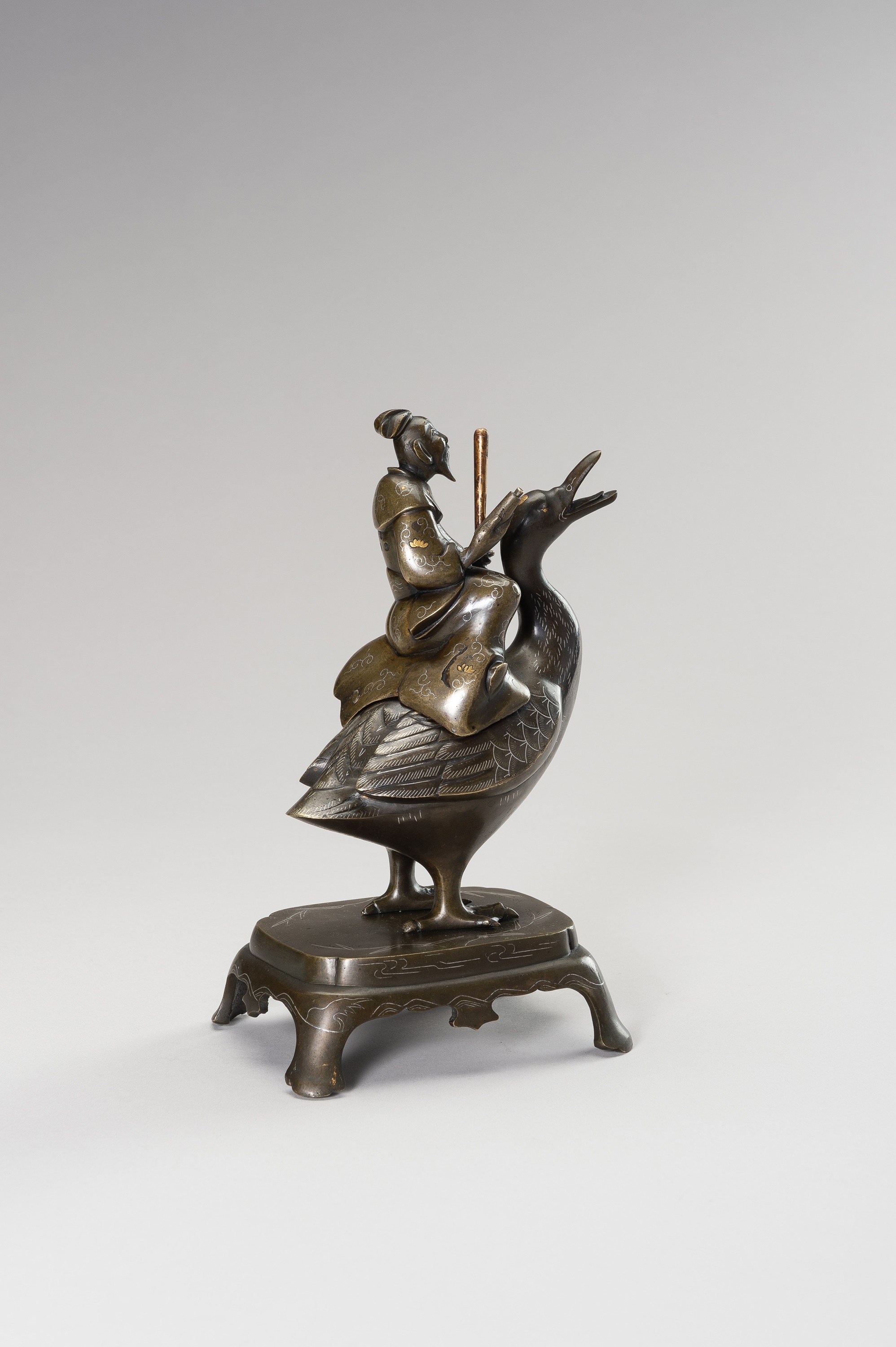 A GOLD AND SILVER INLAID BRONZE CENSER OF WANG XIZHI RIDING A GOOSE - Image 8 of 13