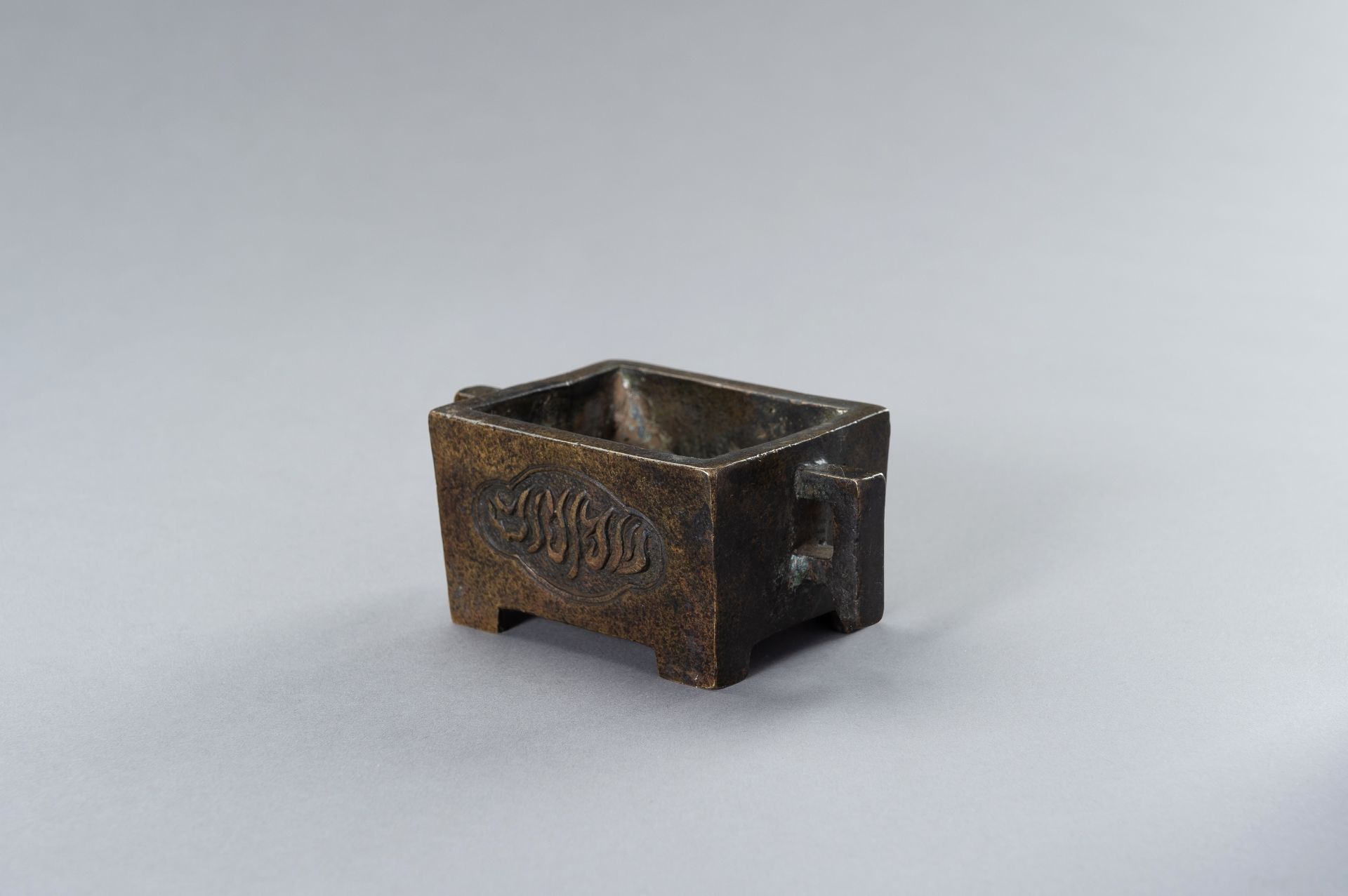 A SMALL MING-STYLE BRONZE CENSER WITH SINI CALLIGRAPHY - Bild 7 aus 11