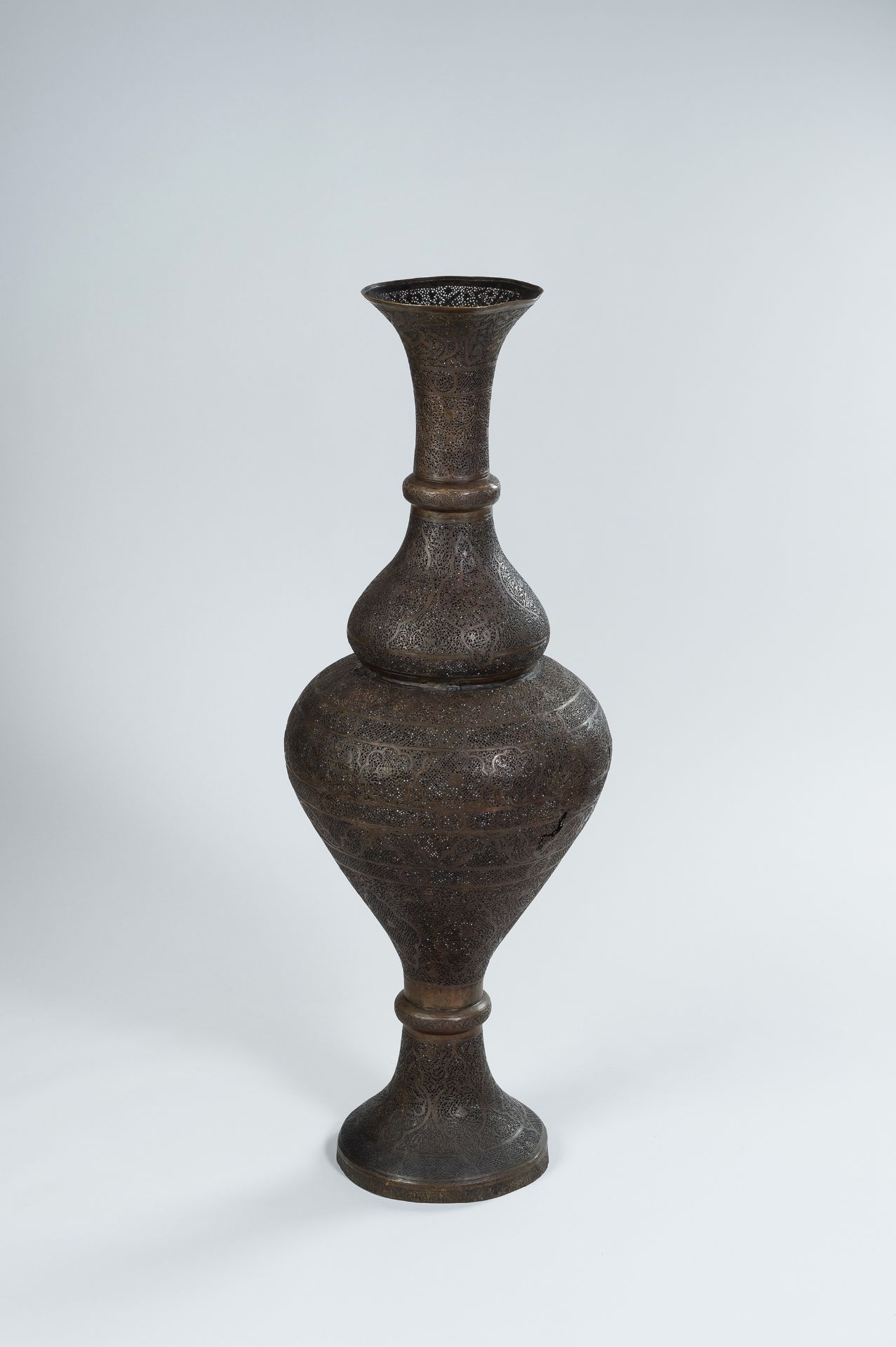 A VERY LARGE PERSIAN RETICULATED BRONZE VASE - Bild 2 aus 7