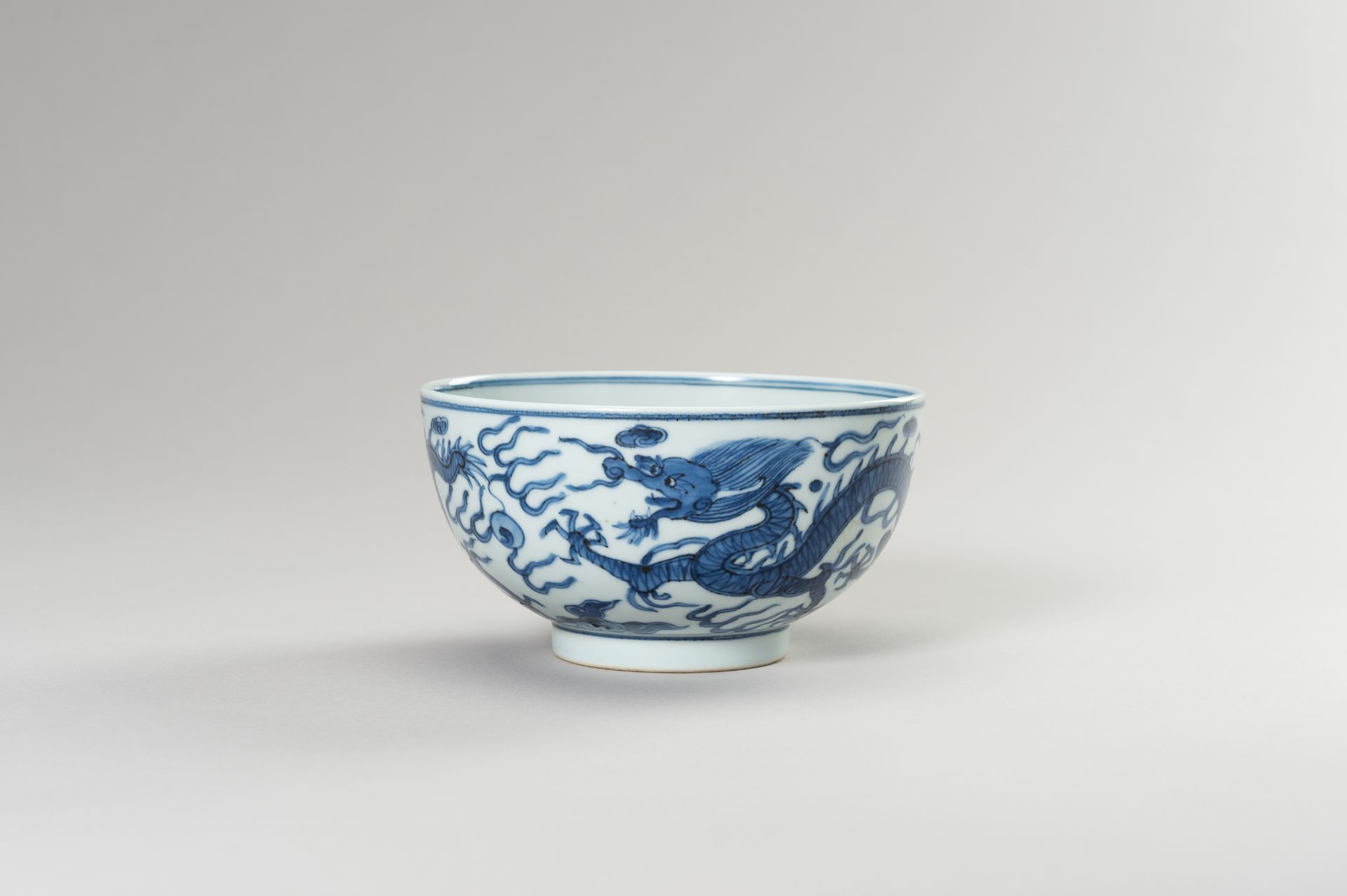 A BLUE AND WHITE PORCELAIN 'DRAGON' BOWL - Bild 4 aus 13