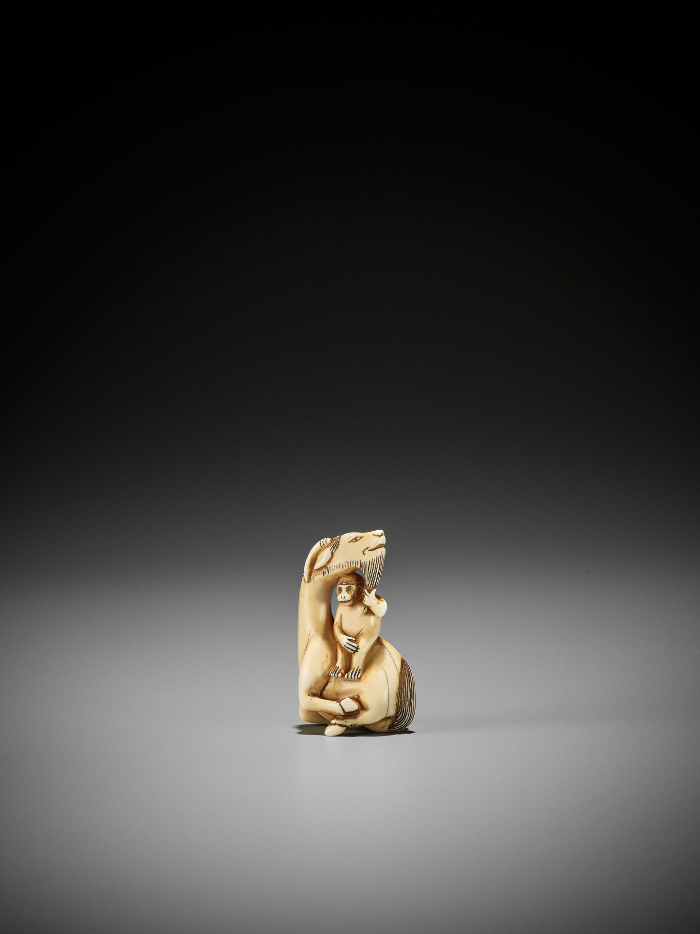 AN IVORY NETSUKE OF A SINIU AND MONKEY - Bild 3 aus 9