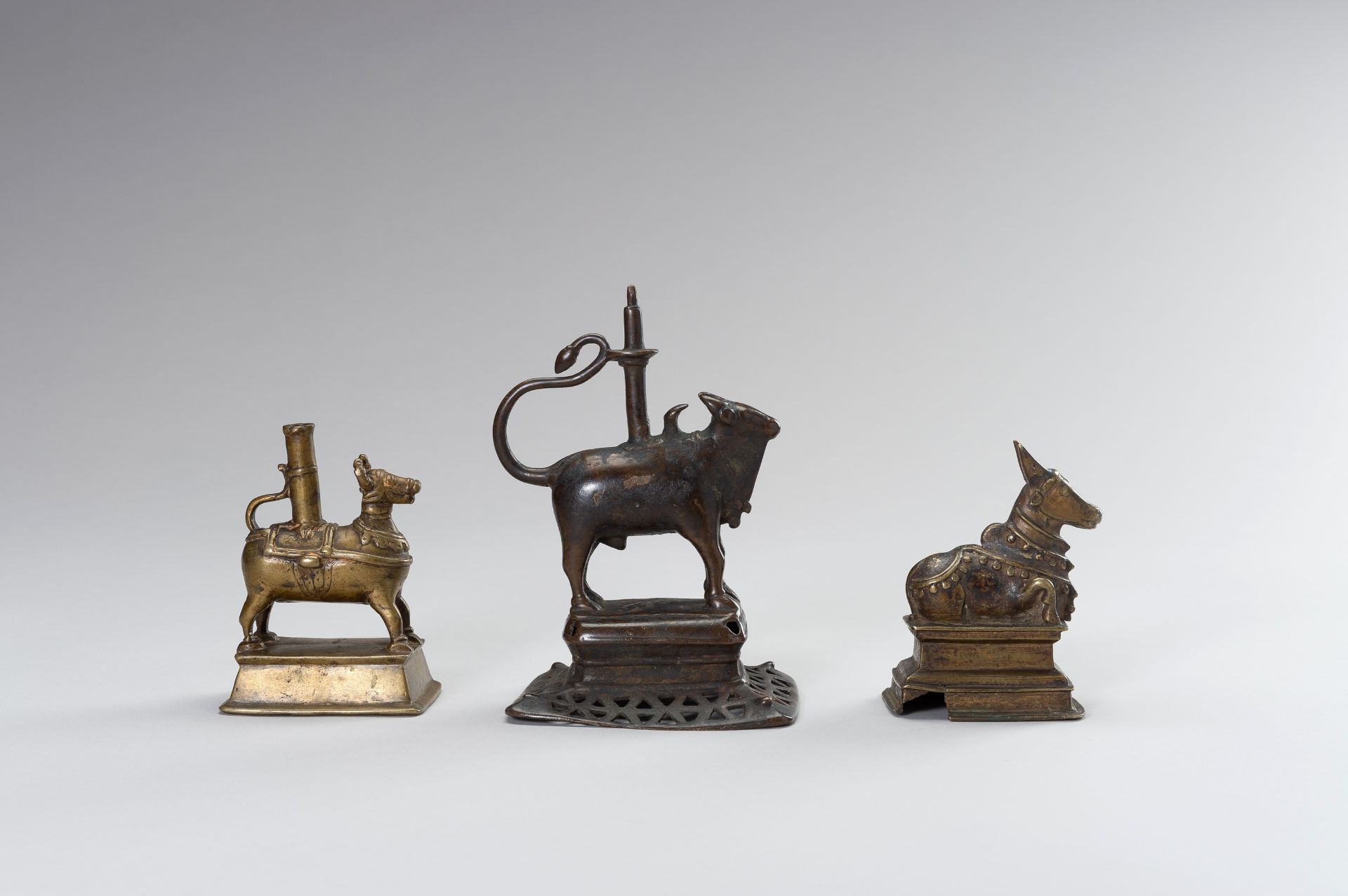 A GROUP OF THREE BRONZE FIGURES OF NANDI - Bild 6 aus 12