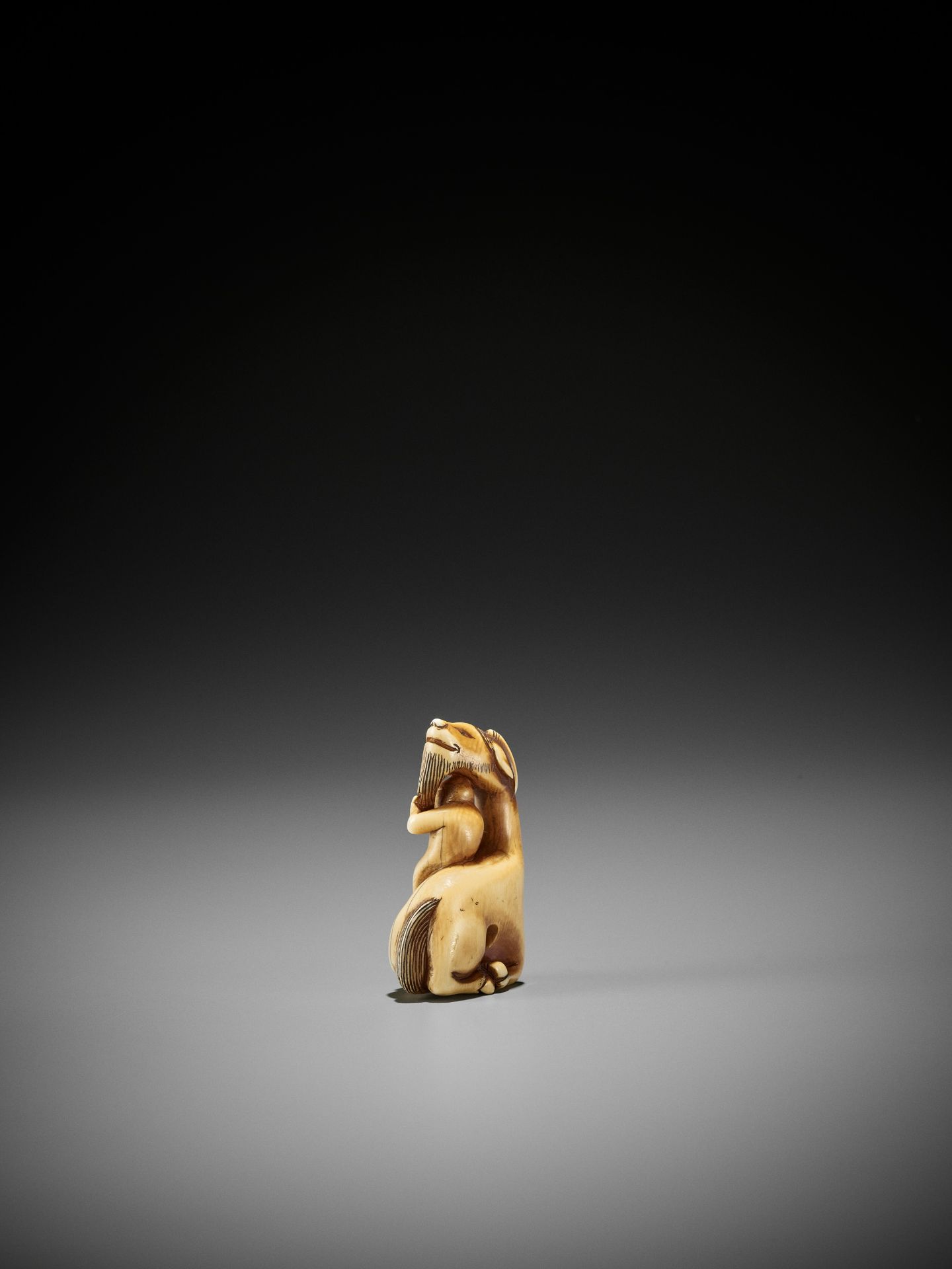 AN IVORY NETSUKE OF A SINIU AND MONKEY - Bild 5 aus 9