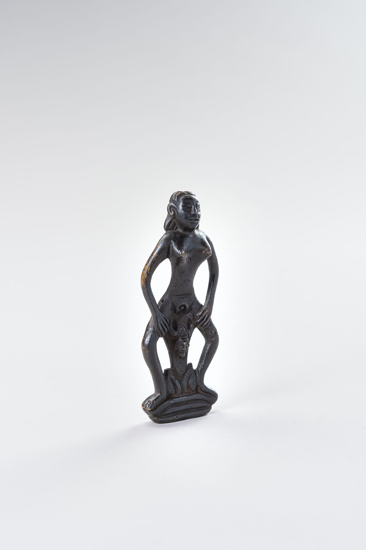 A TRIBAL BRONZE FIGURE OF A WOMAN GIVING BIRTH - Image 2 of 10