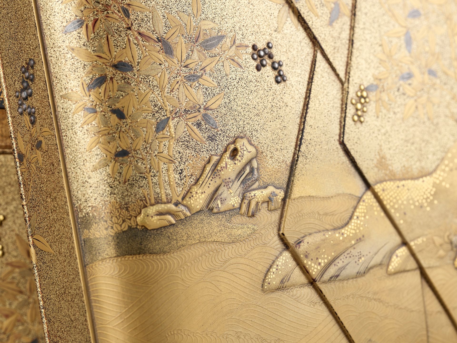 A LACQUER TEBAKO DEPICTING A LANDSCAPE WITH BAMBOO - Image 3 of 11