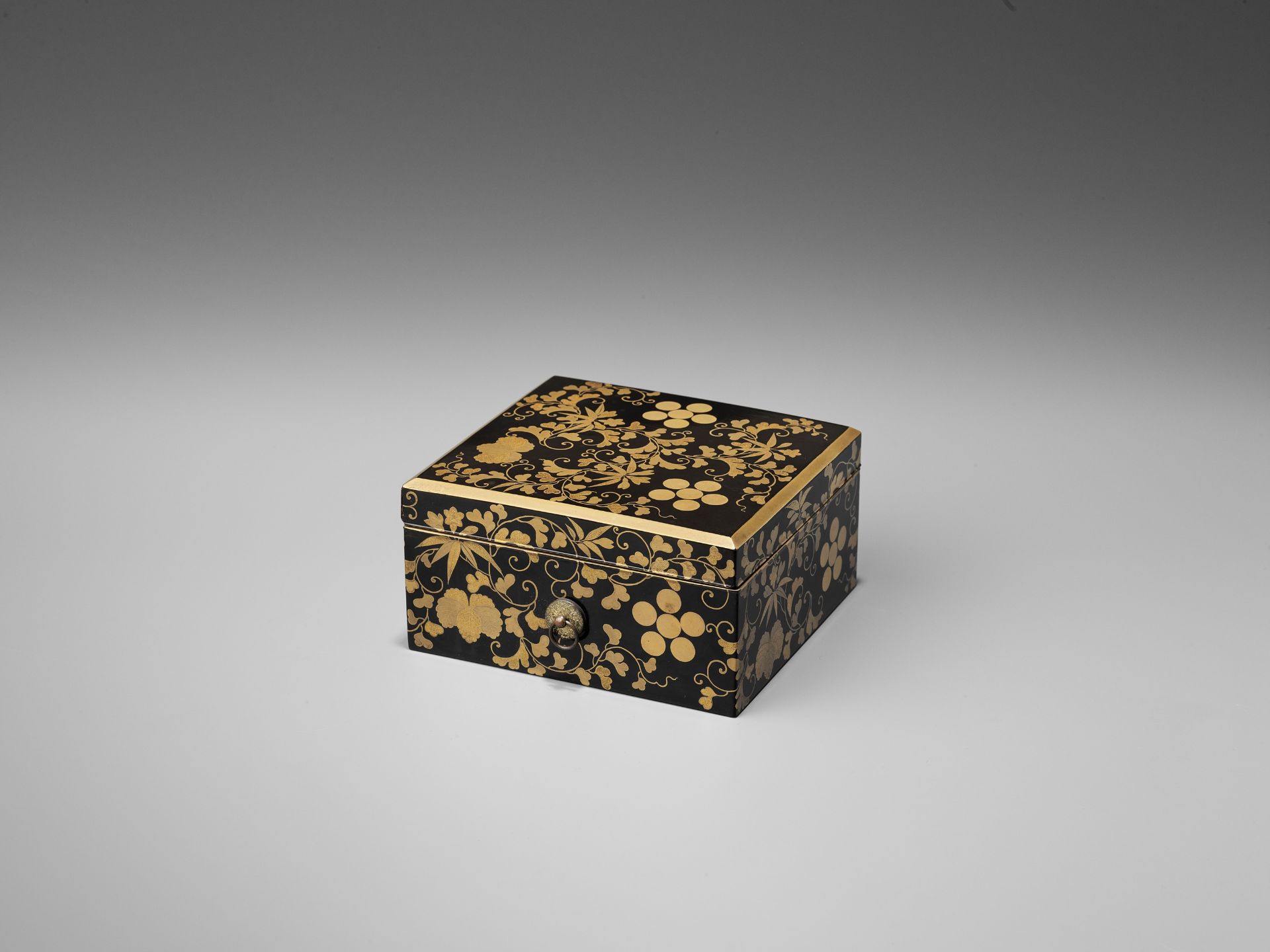 A LACQUER BOX AND COVER WITH MONS - Image 4 of 9