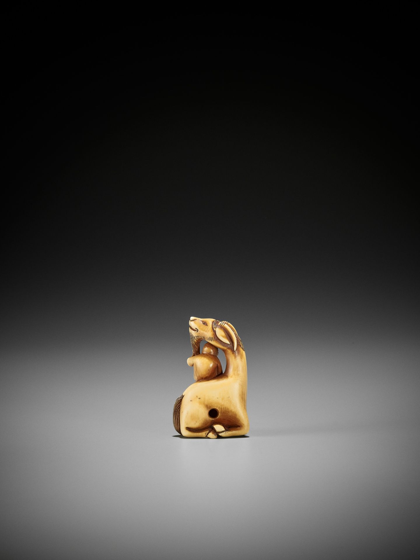 AN IVORY NETSUKE OF A SINIU AND MONKEY - Bild 6 aus 9