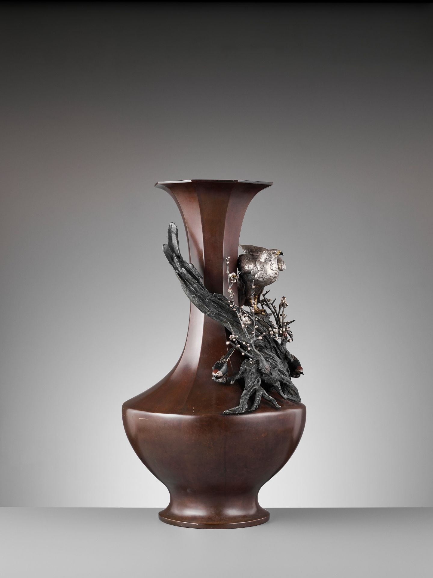 A MONUMENTAL 'SILVER EAGLE' OCTAGONAL BRONZE VASE - Image 11 of 14