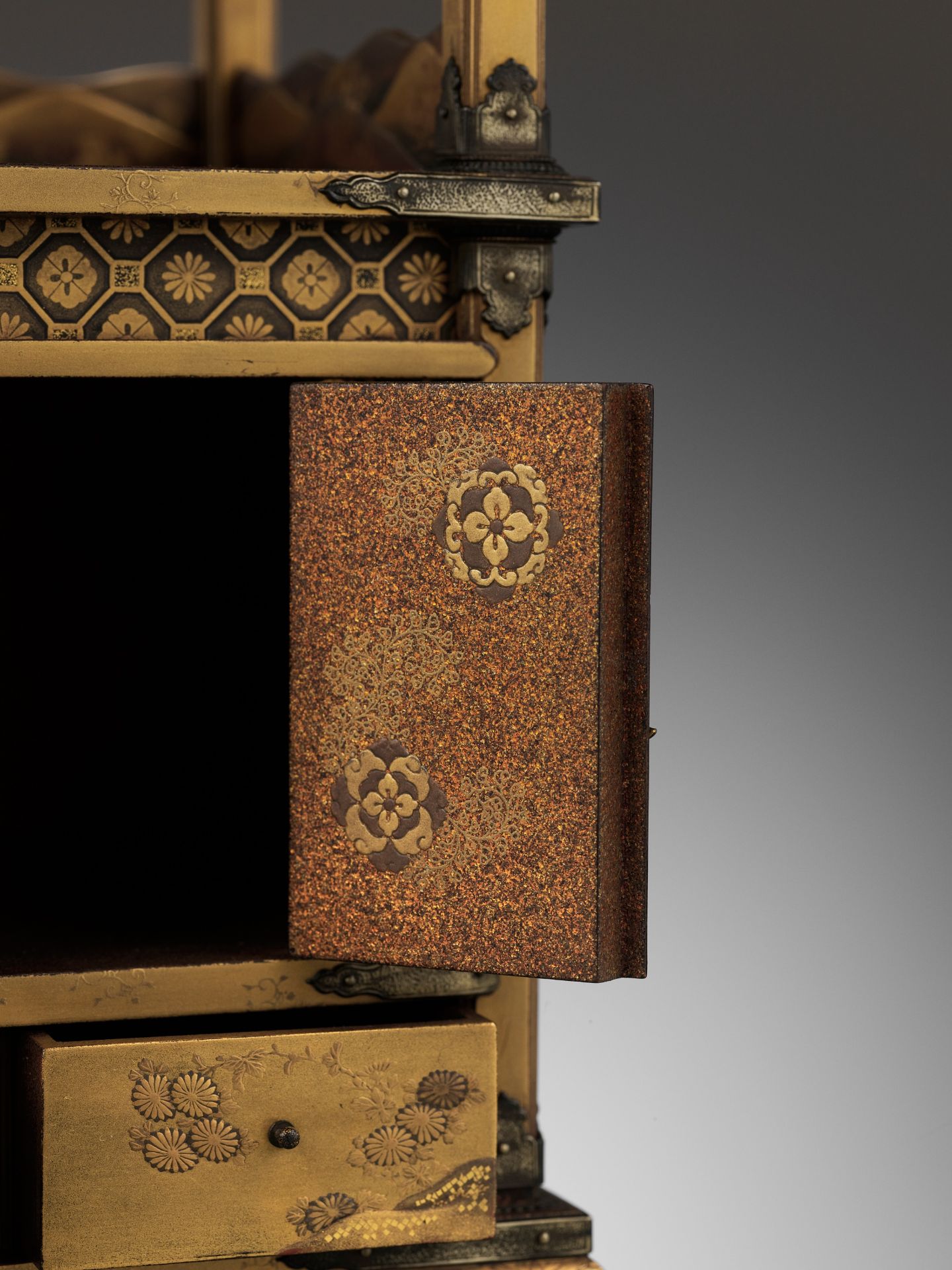 A SUPERB AND RARE SMALL GOLD-LACQUER SHODANA (DISPLAY CABINET) WITH STAND - Image 6 of 18