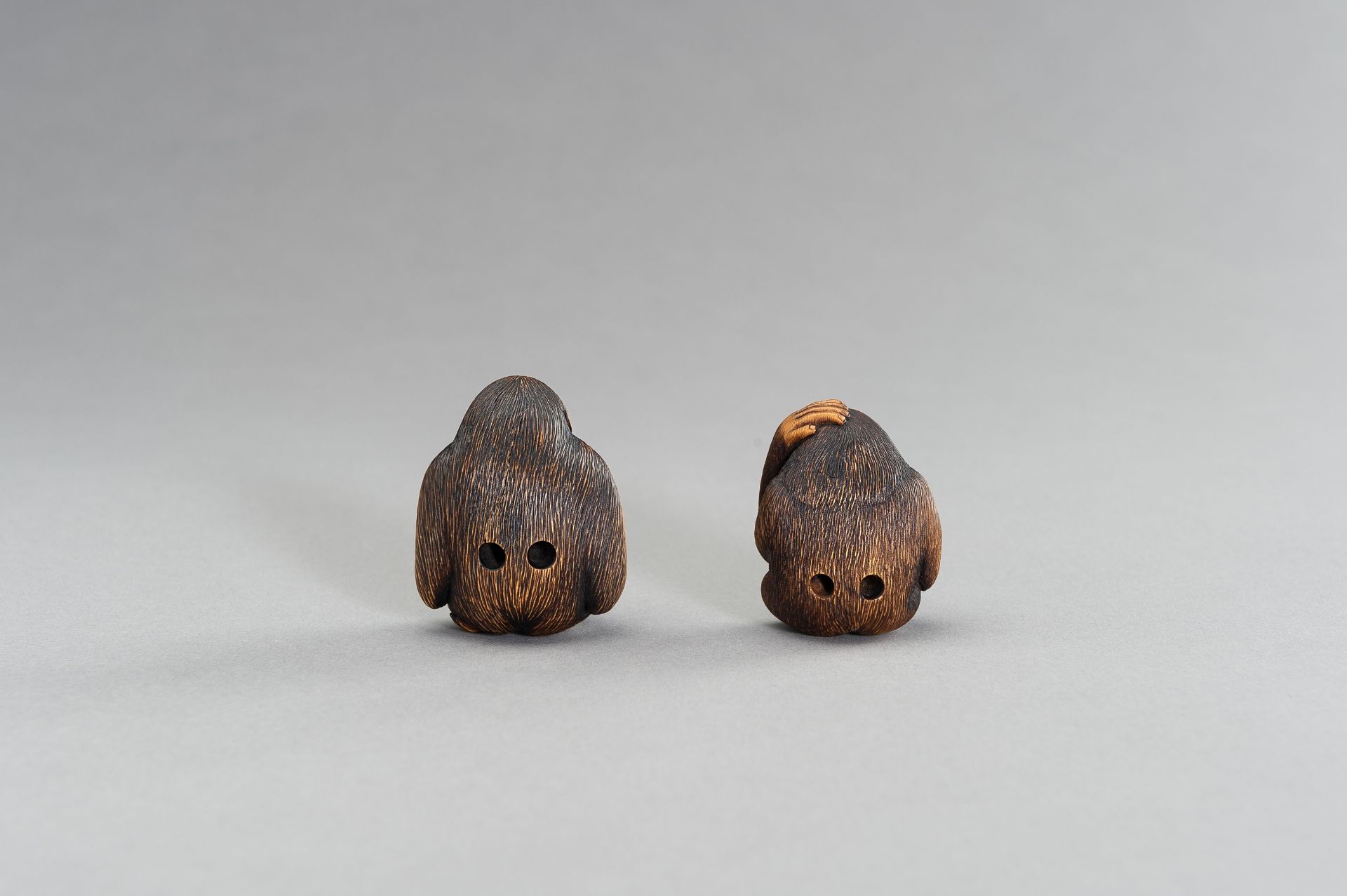 TWO CONTEMPORARY BOXWOOD NETSUKE OF MONKEYS - Bild 7 aus 10