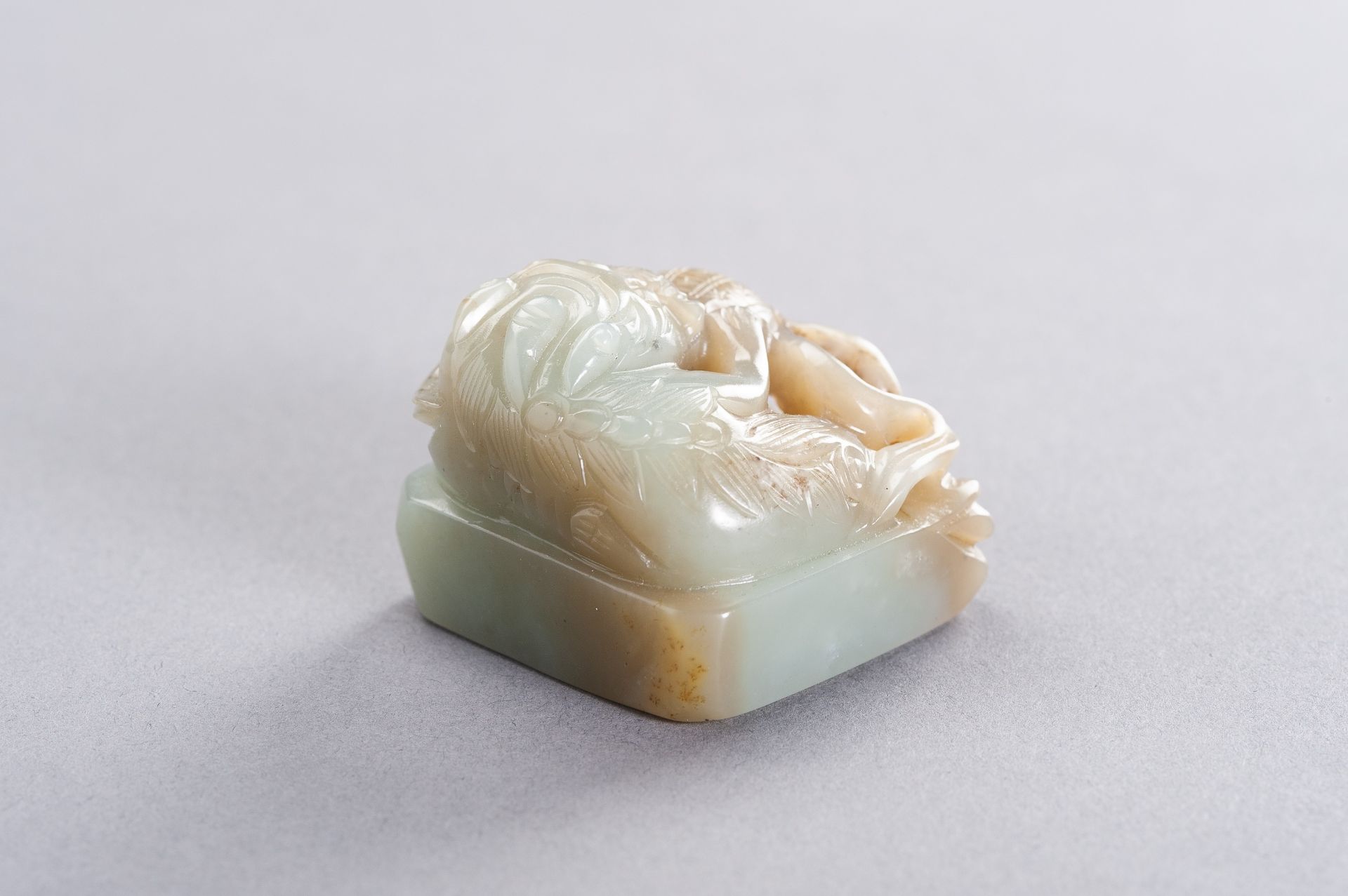 A CELADON AND RUSSET JADE 'QILIN' SEAL, LATE QING TO REPUBLIC - Bild 6 aus 8