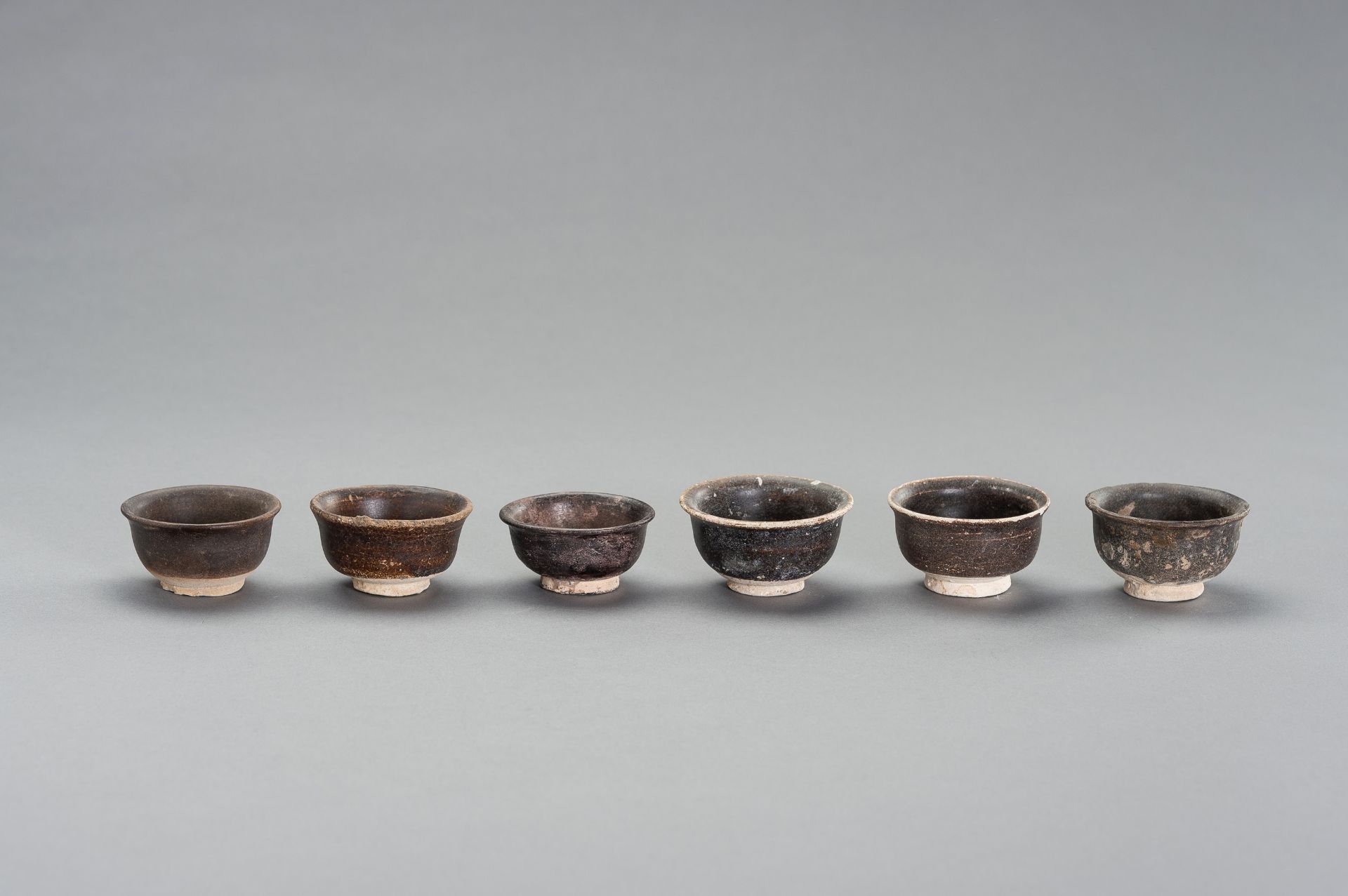 SIX FOOTED 'SHIPWRECK' CERAMIC CUPS - Bild 5 aus 11