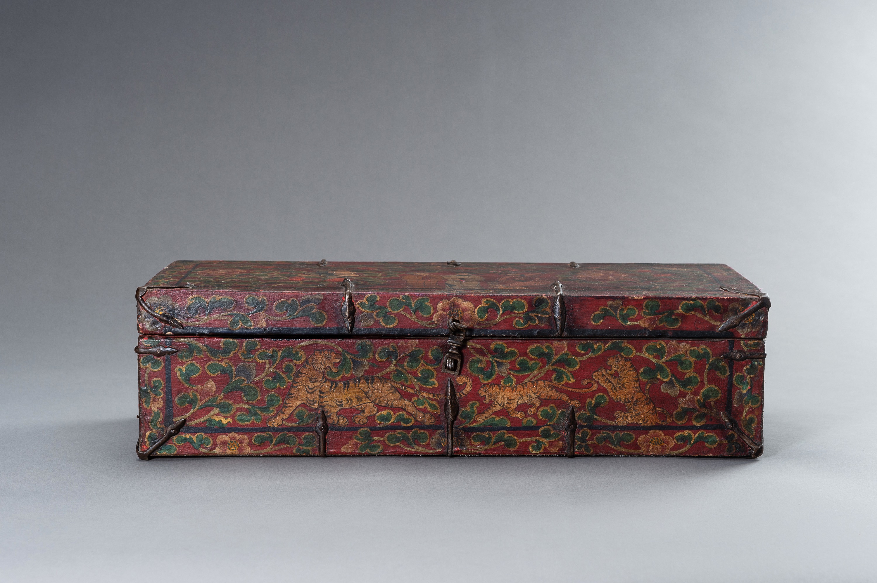 A LARGE SINOTIBETAN POLYCHROME WOOD BOX - Image 9 of 19