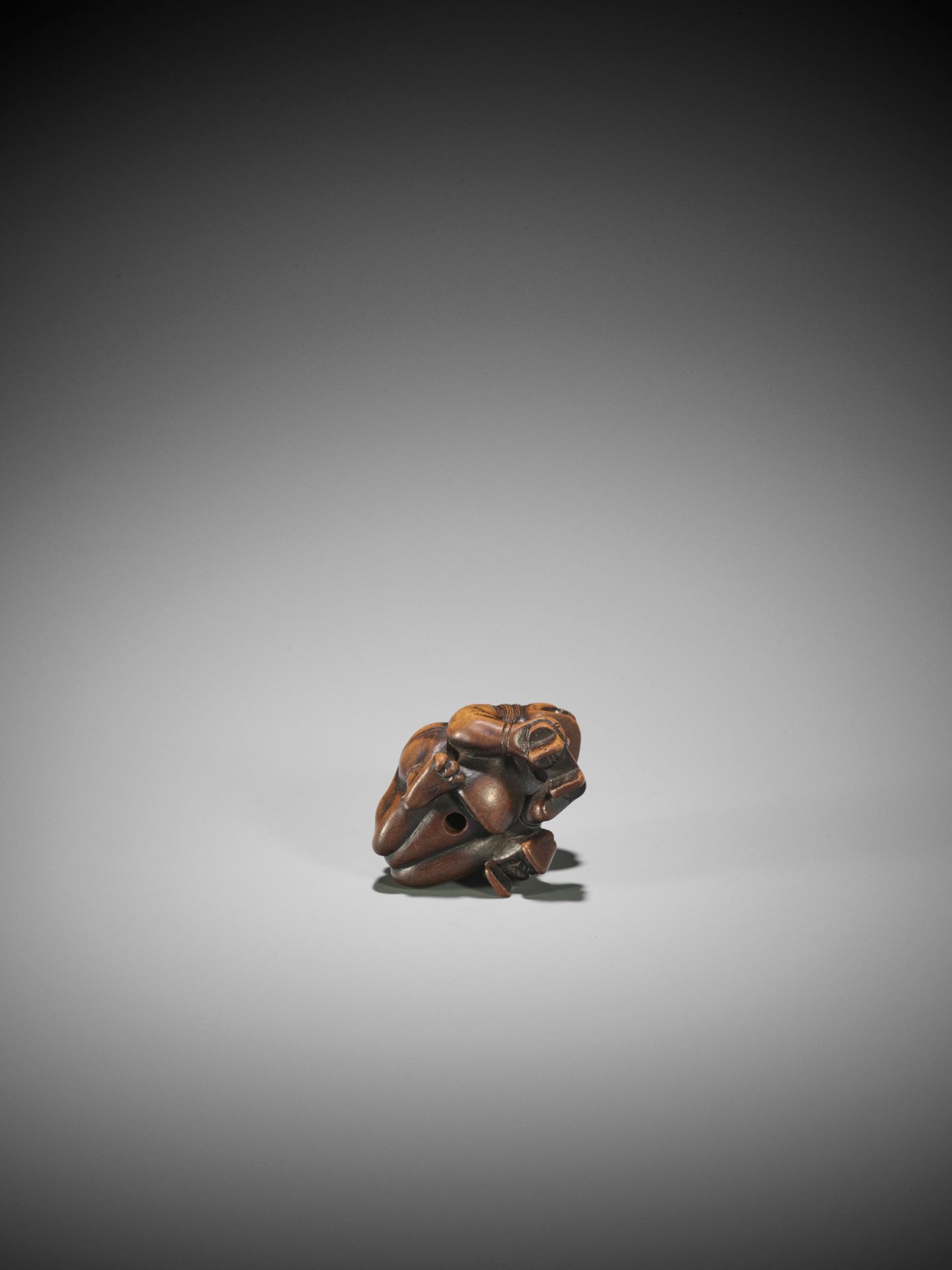 A WOOD NETSUKE OF RAIJIN WITH GETA - Bild 10 aus 10