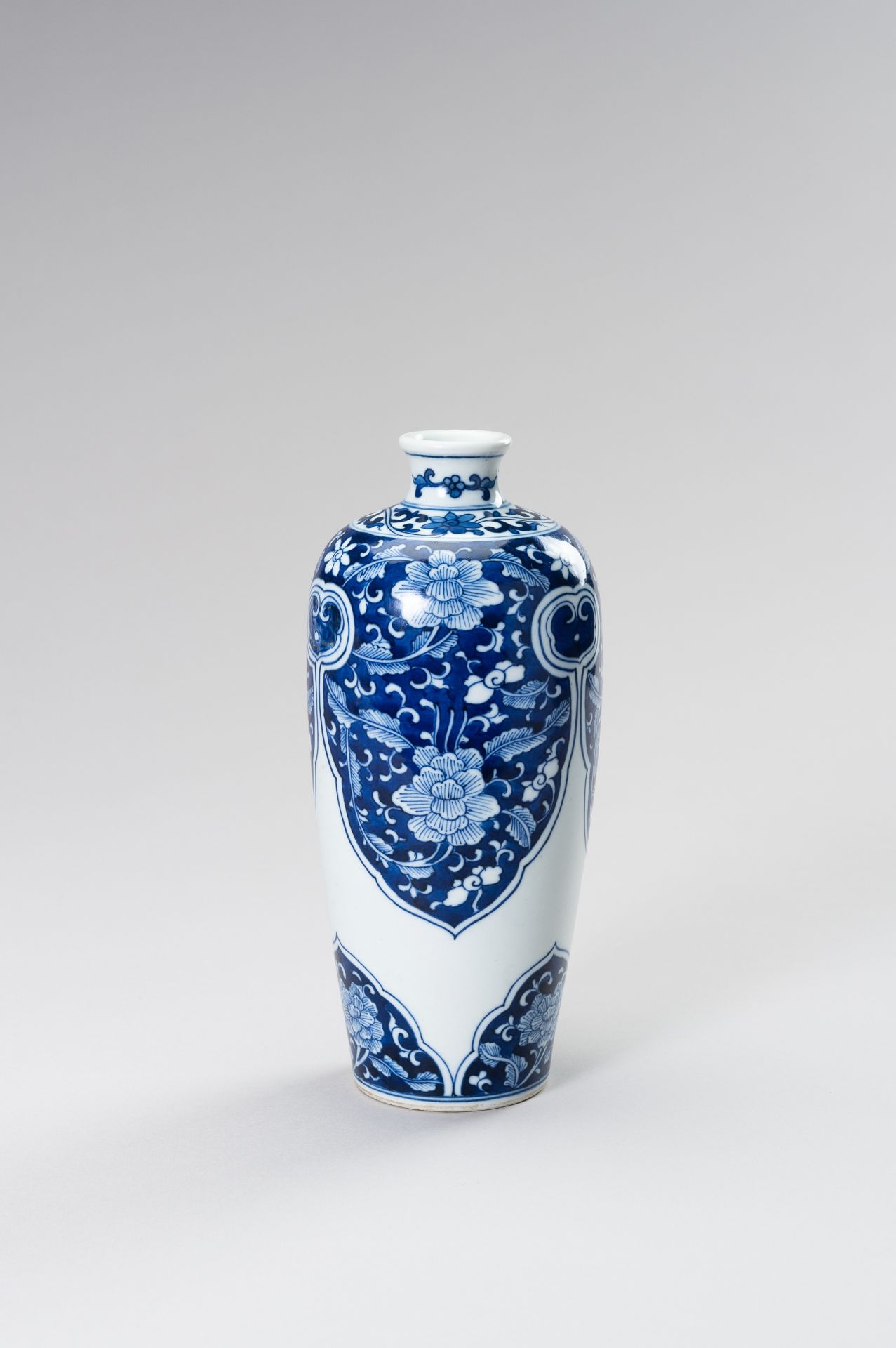 A BLUE AND WHITE PORCELAIN VASE - Bild 6 aus 7