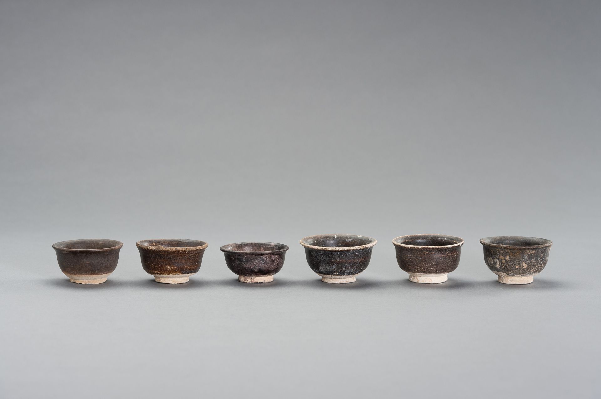 SIX FOOTED 'SHIPWRECK' CERAMIC CUPS - Bild 6 aus 11