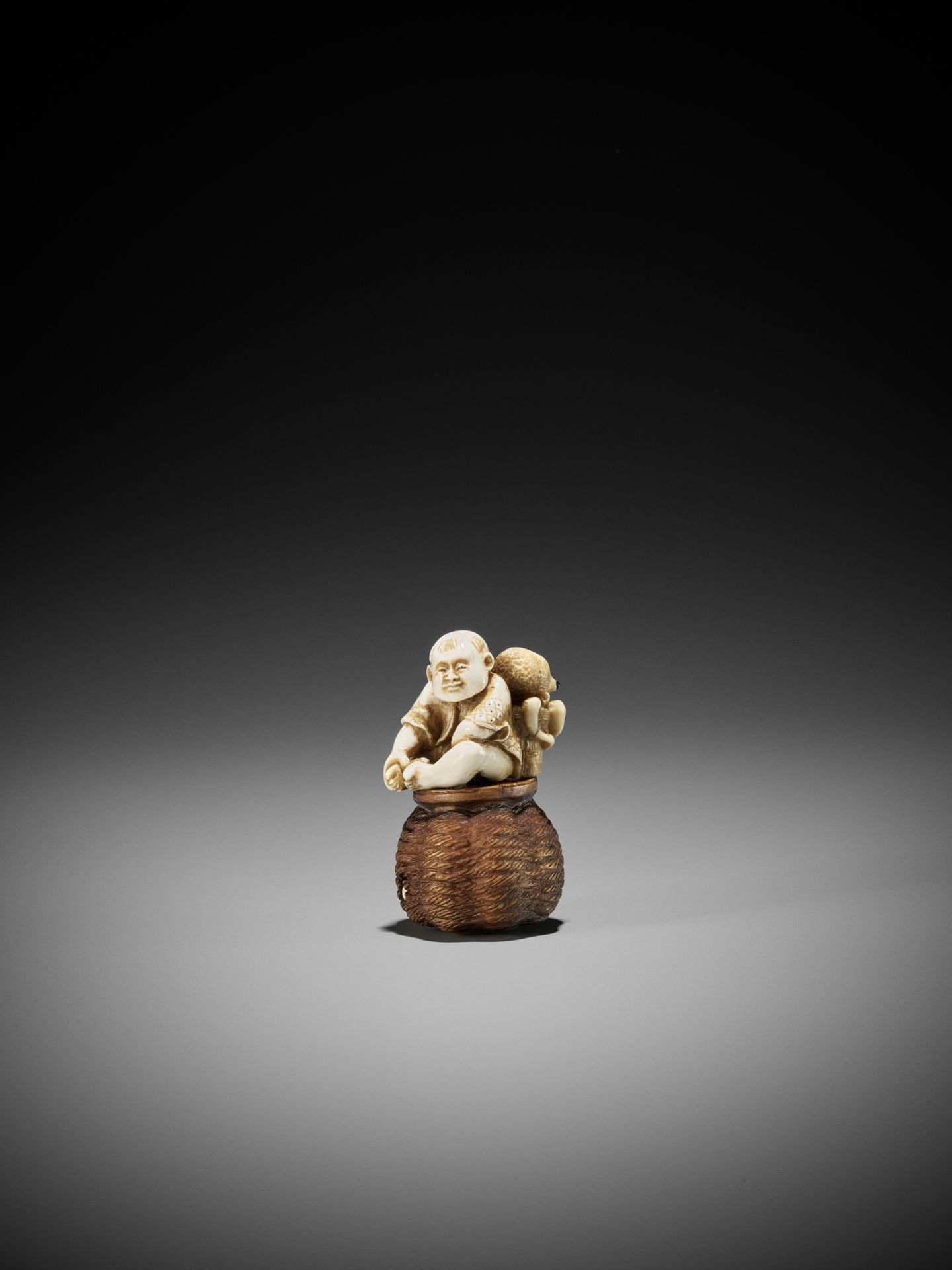 DERKACHENKO: A WOOD AND MAMMOTH IVORY SHUNGA NETSUKE OF A KARAKO WITH OCTOPUS - Bild 2 aus 14