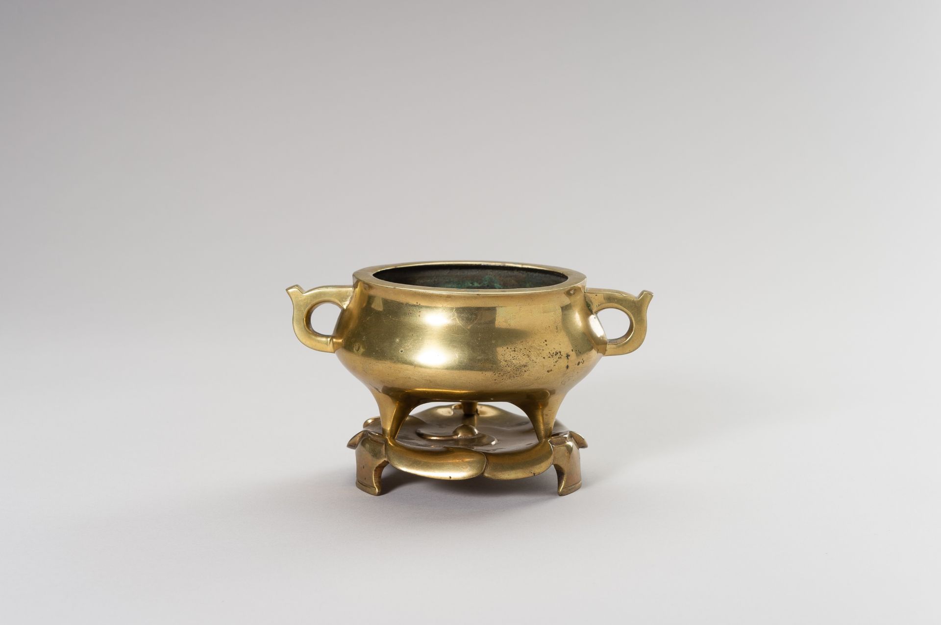A GILT-BRONZE TRIPOD CENSER WITH STAND - Image 2 of 11