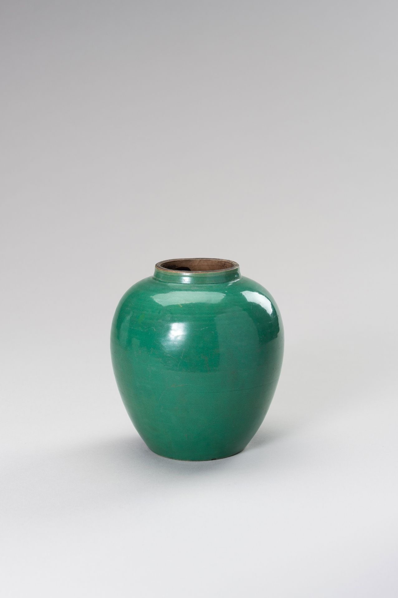 A GREEN GLAZED PORCELAIN JAR - Bild 2 aus 9