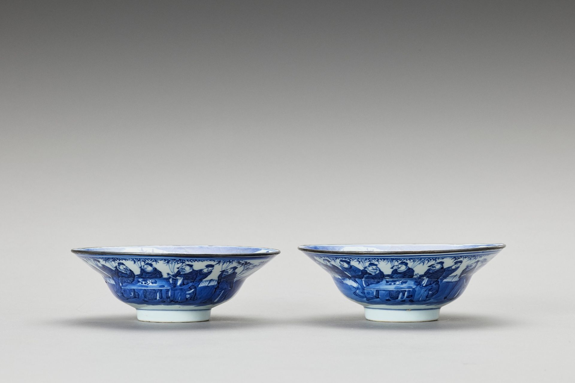 A PAIR OF KLAPMUT PORCELAIN BOWLS - Bild 2 aus 7