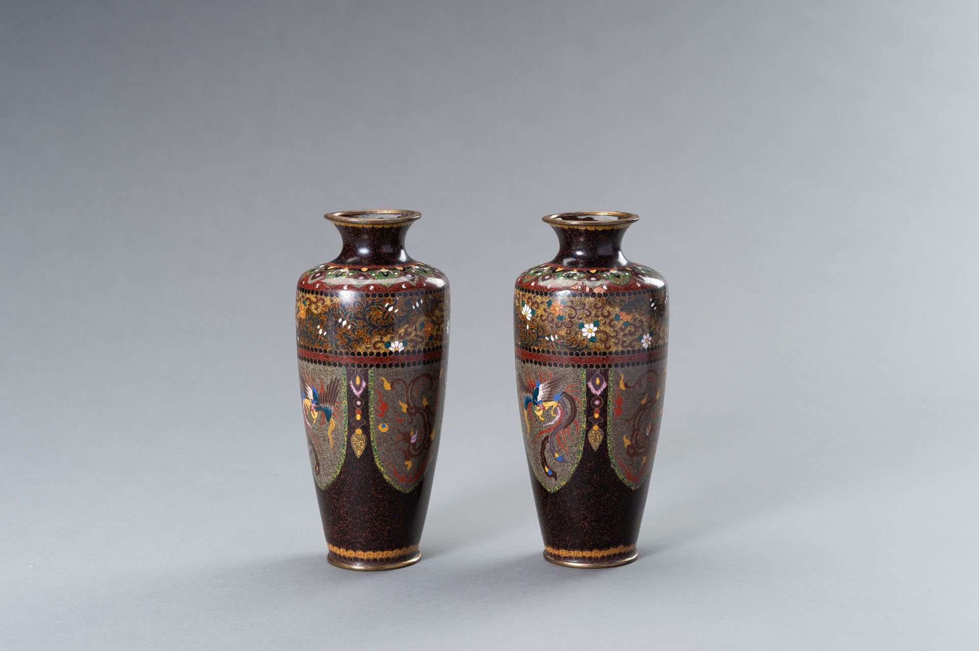 A PAIR OF TWO CLOISONNE ENAMEL VASES - Image 8 of 10