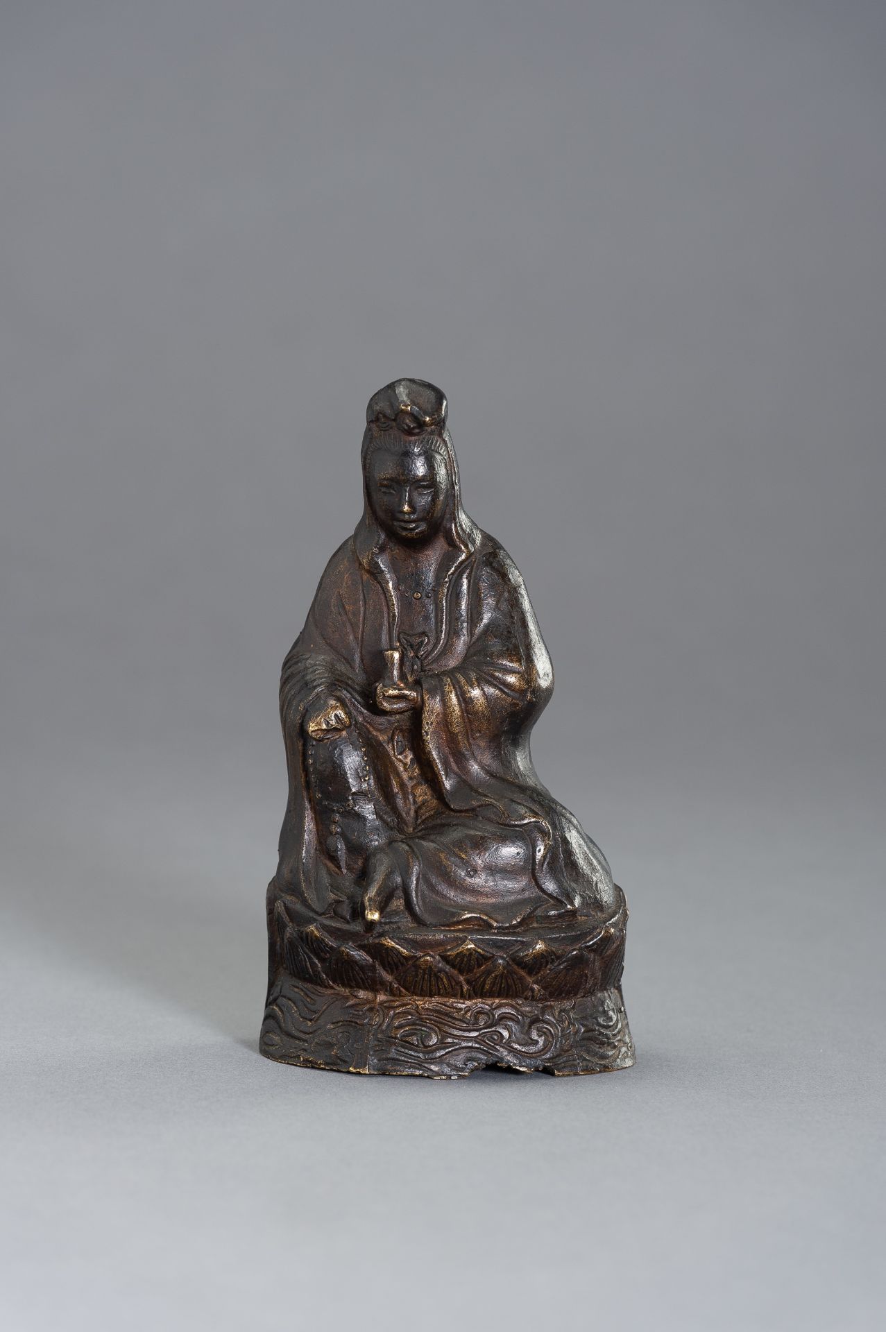 A BRONZE FIGURE OF GUANYIN