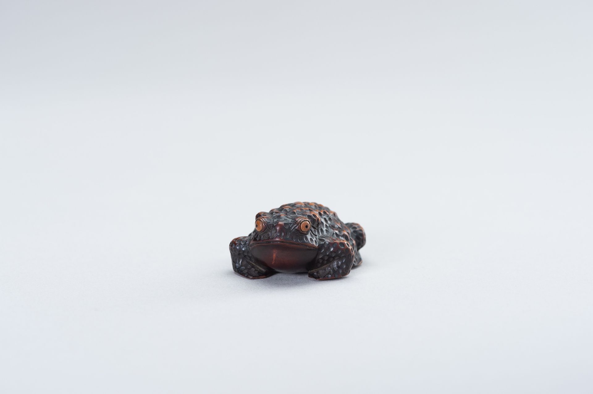 SHIGETADA: A WOOD NETSUKE OF A TOAD - Bild 4 aus 14