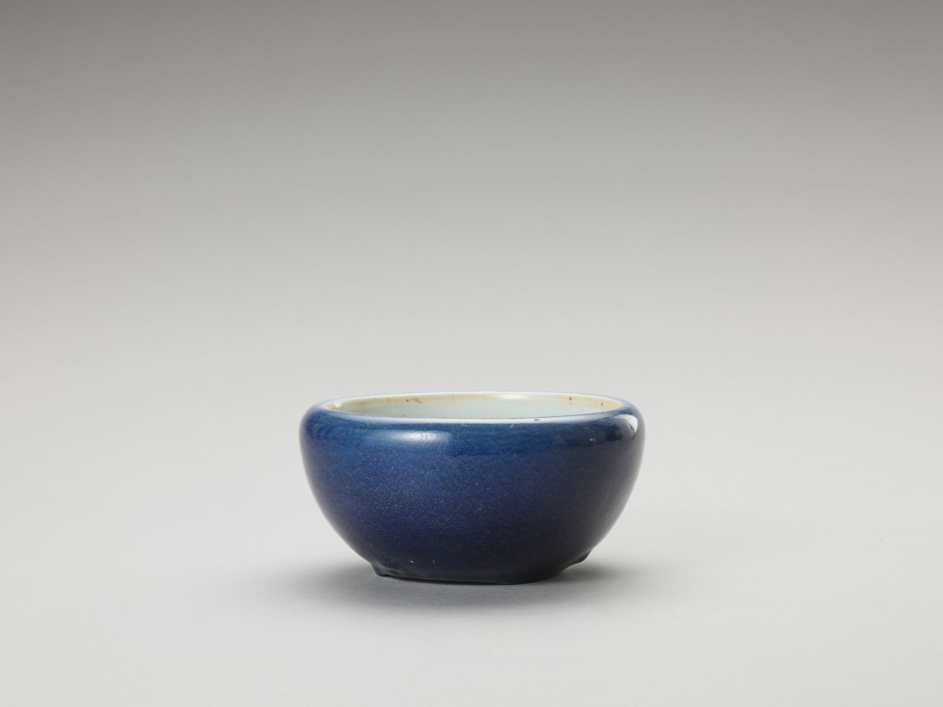 A MONOCHROME, BLUE-GLAZED PORCELAIN BOWL - Bild 4 aus 9