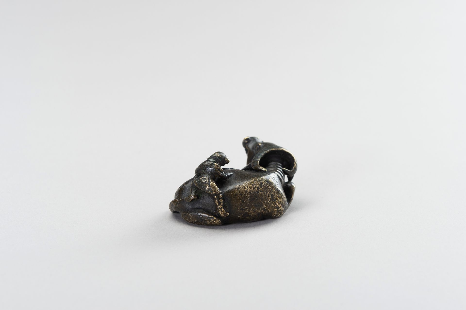 A FIGURAL BRONZE PAPERWEIGHT IN THE SHAPE OF A WATER BUFFALO AND HERDER - Bild 8 aus 10