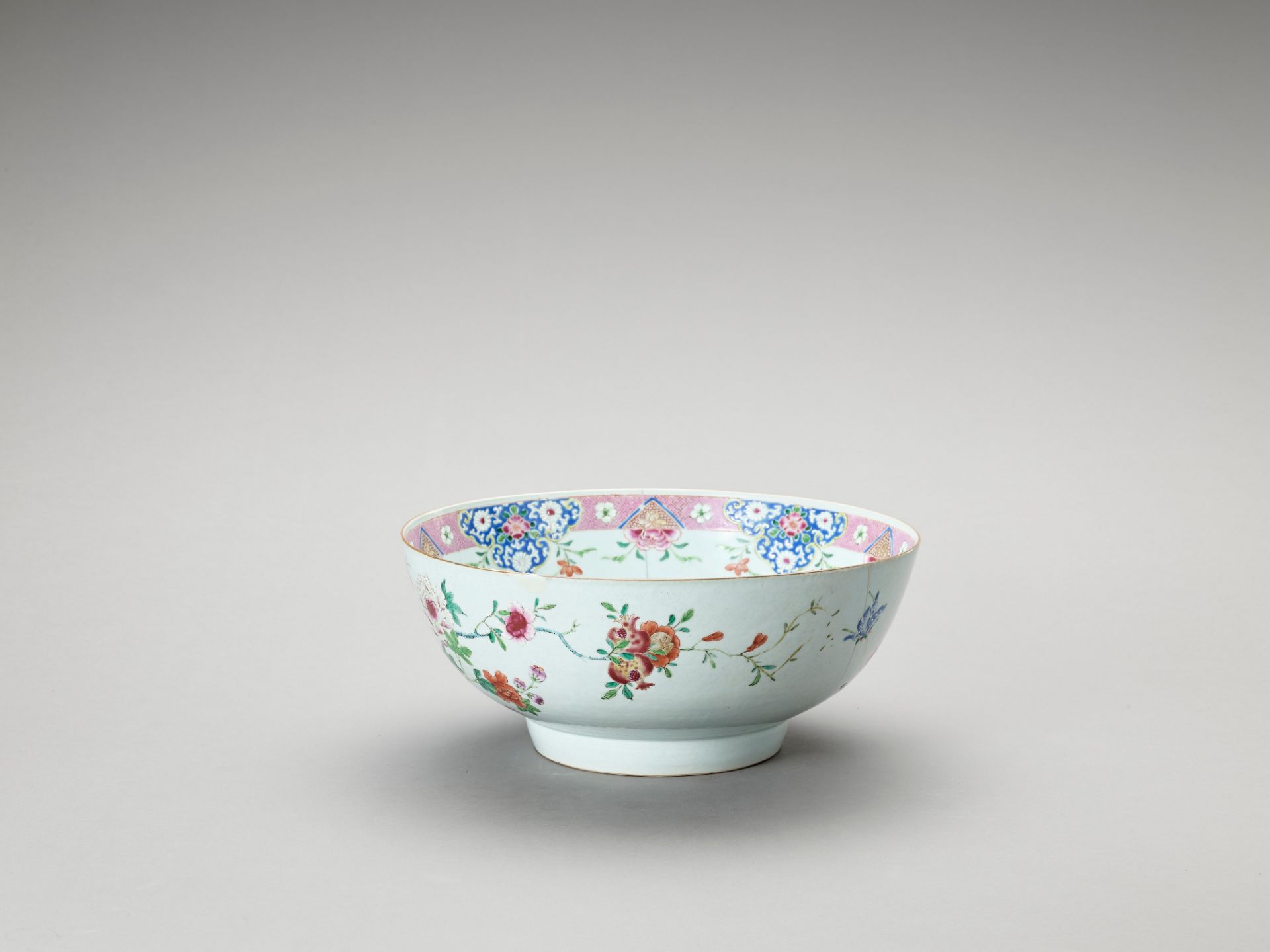 A LARGE FAMILLE ROSE EXPORT PORCELAIN BOWL - Image 5 of 6