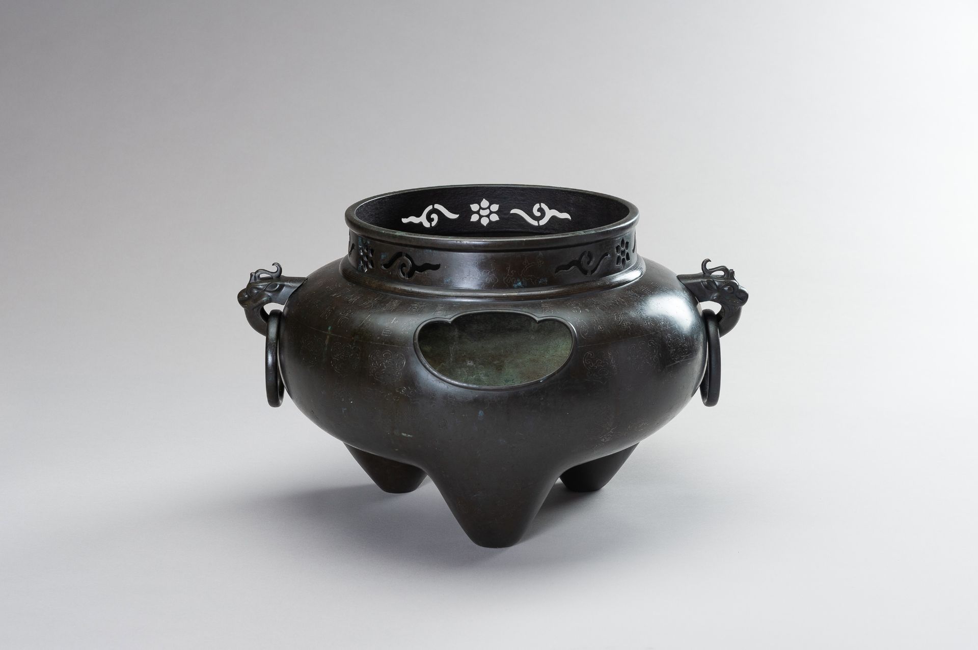 A LARGE SHISOU SILVER INLAID BRONZE TRIPOD CENSER