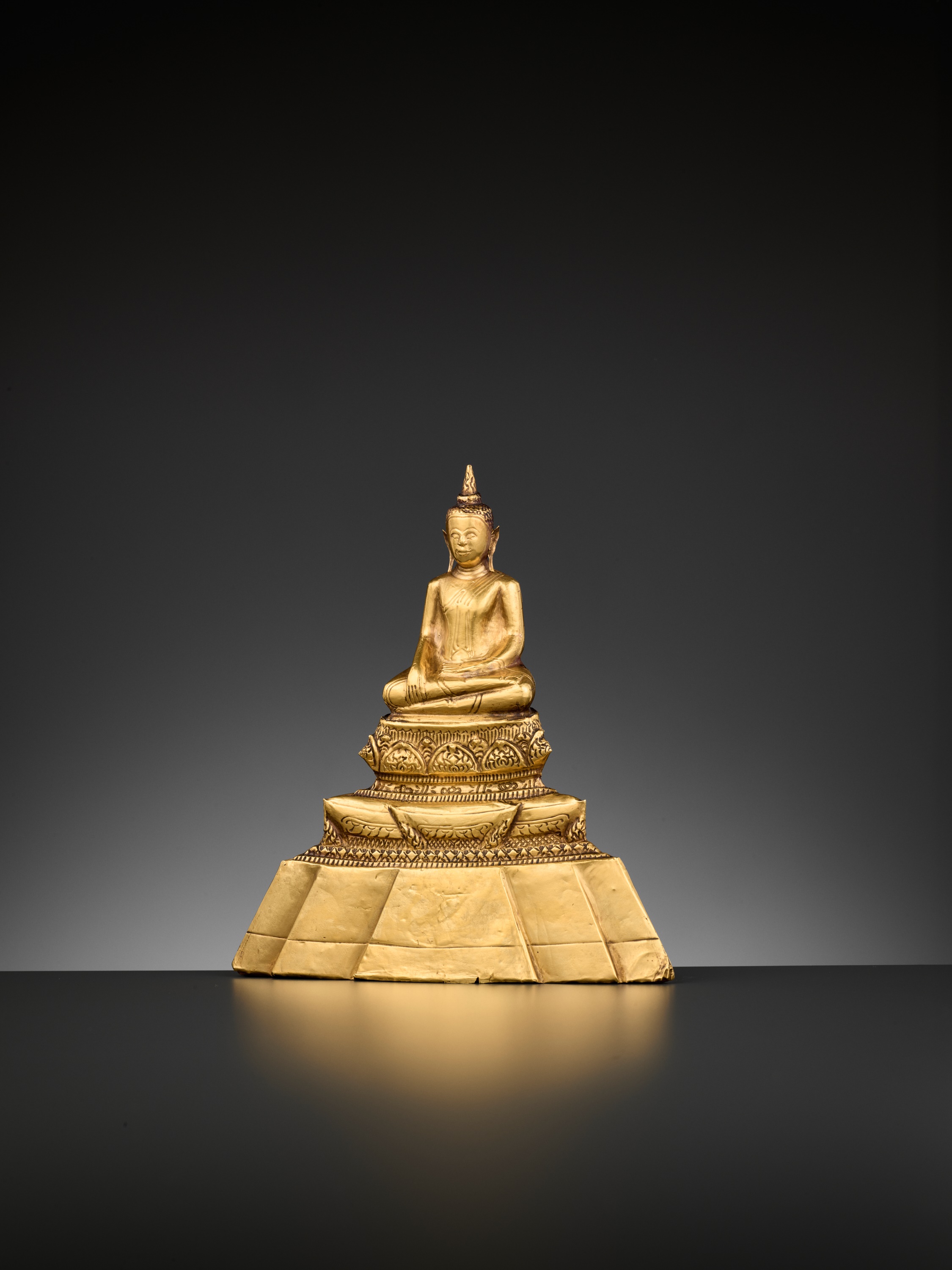 A 24-CARAT GOLD REPOUSSE FIGURE OF BUDDHA SHAKYAMUNI, AYUTTHAYA STYLE - Image 7 of 11