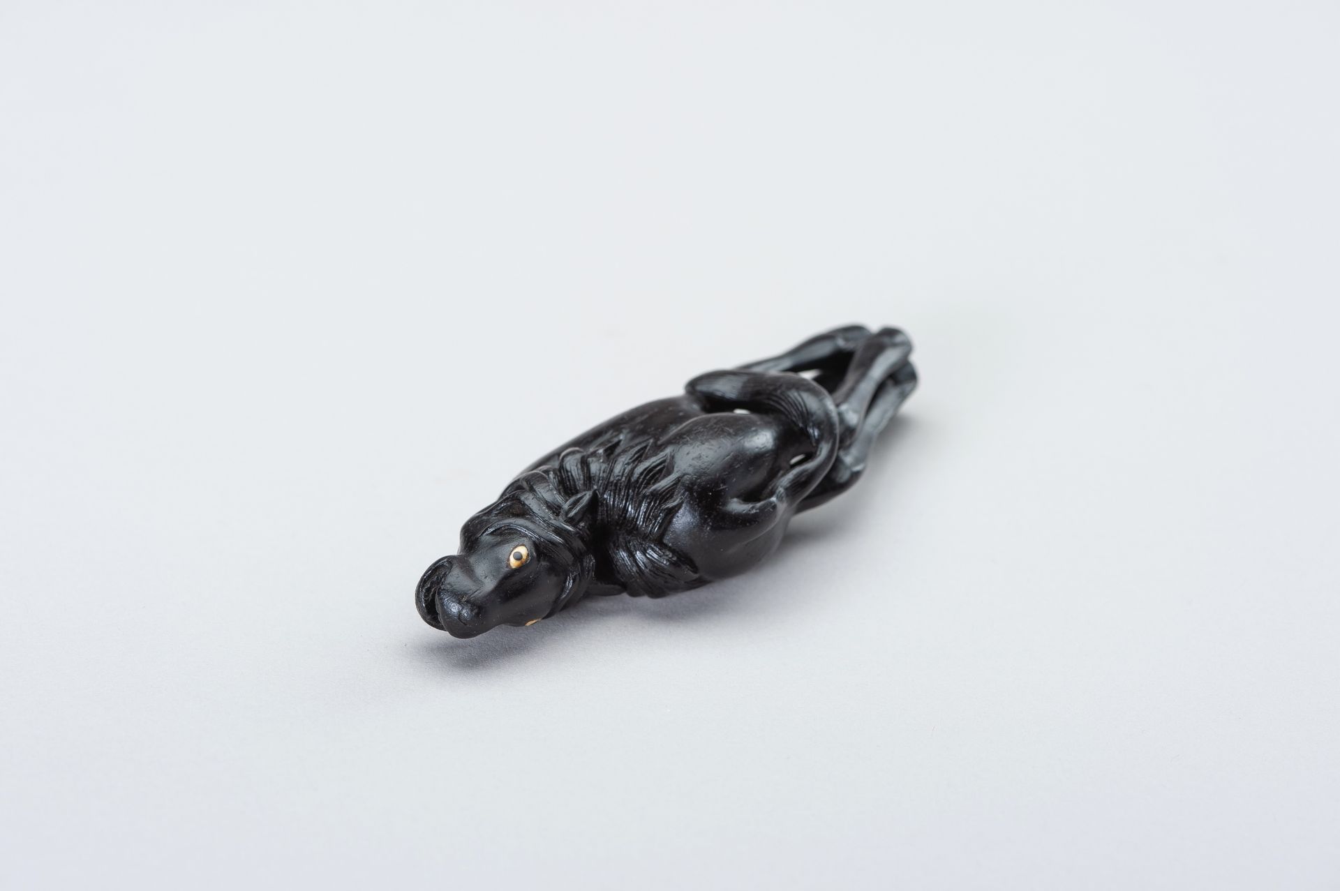 A LARGE EBONY WOOD NETSUKE OF A BAYING HORSE - Bild 12 aus 13