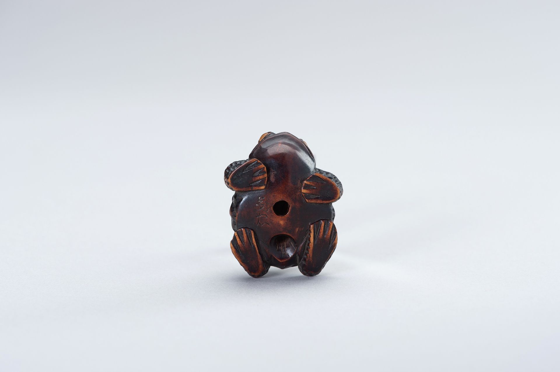 SHIGETADA: A WOOD NETSUKE OF A TOAD - Bild 9 aus 14