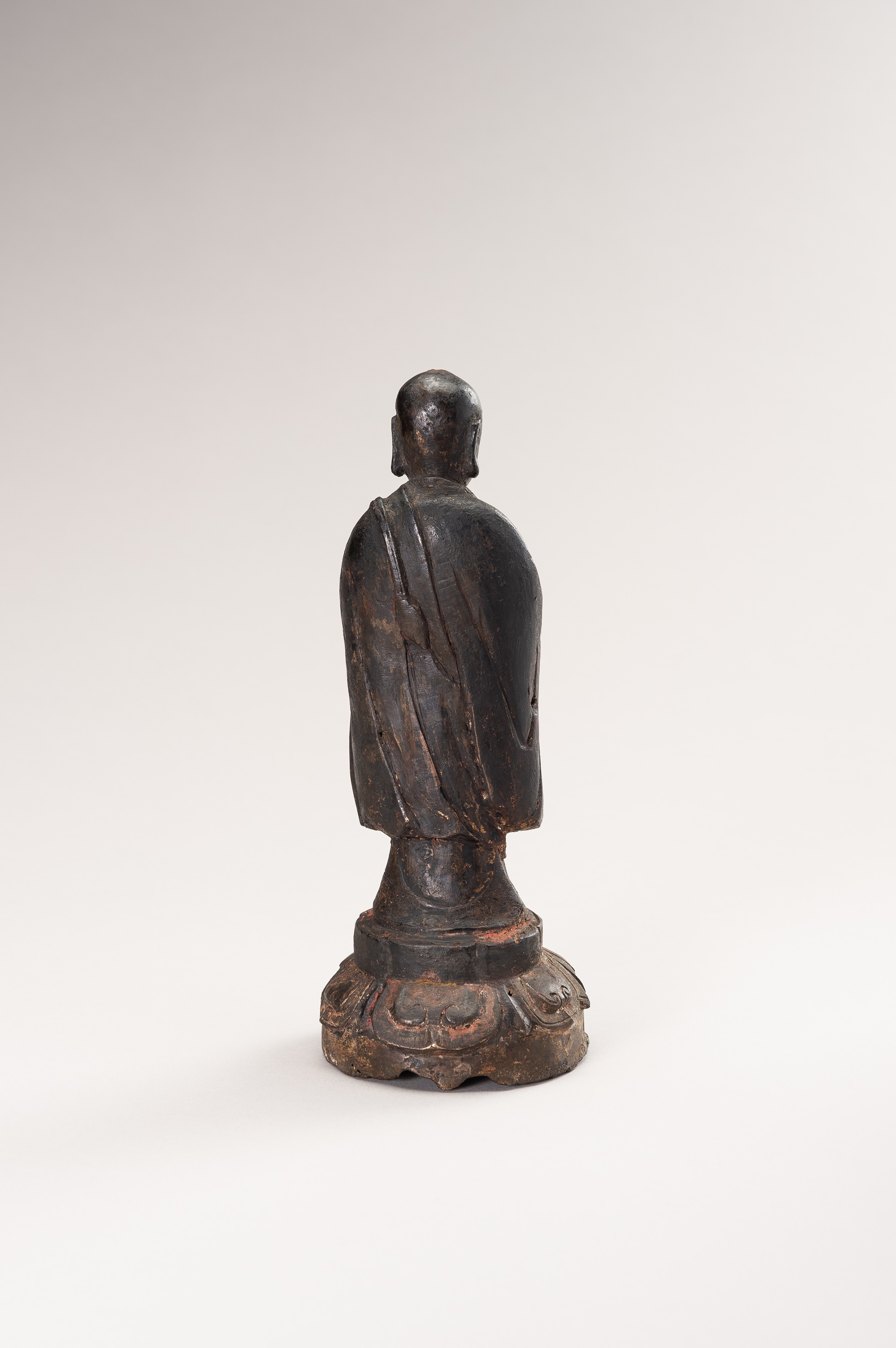 A BRONZE FIGURE OF A LUOHAN - Image 9 of 10