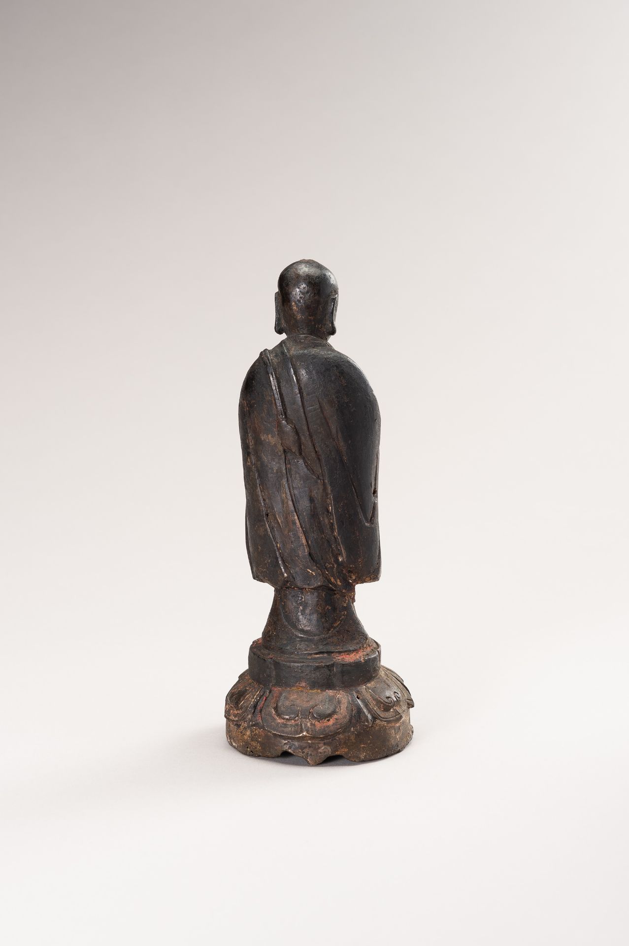 A BRONZE FIGURE OF A LUOHAN - Bild 9 aus 10