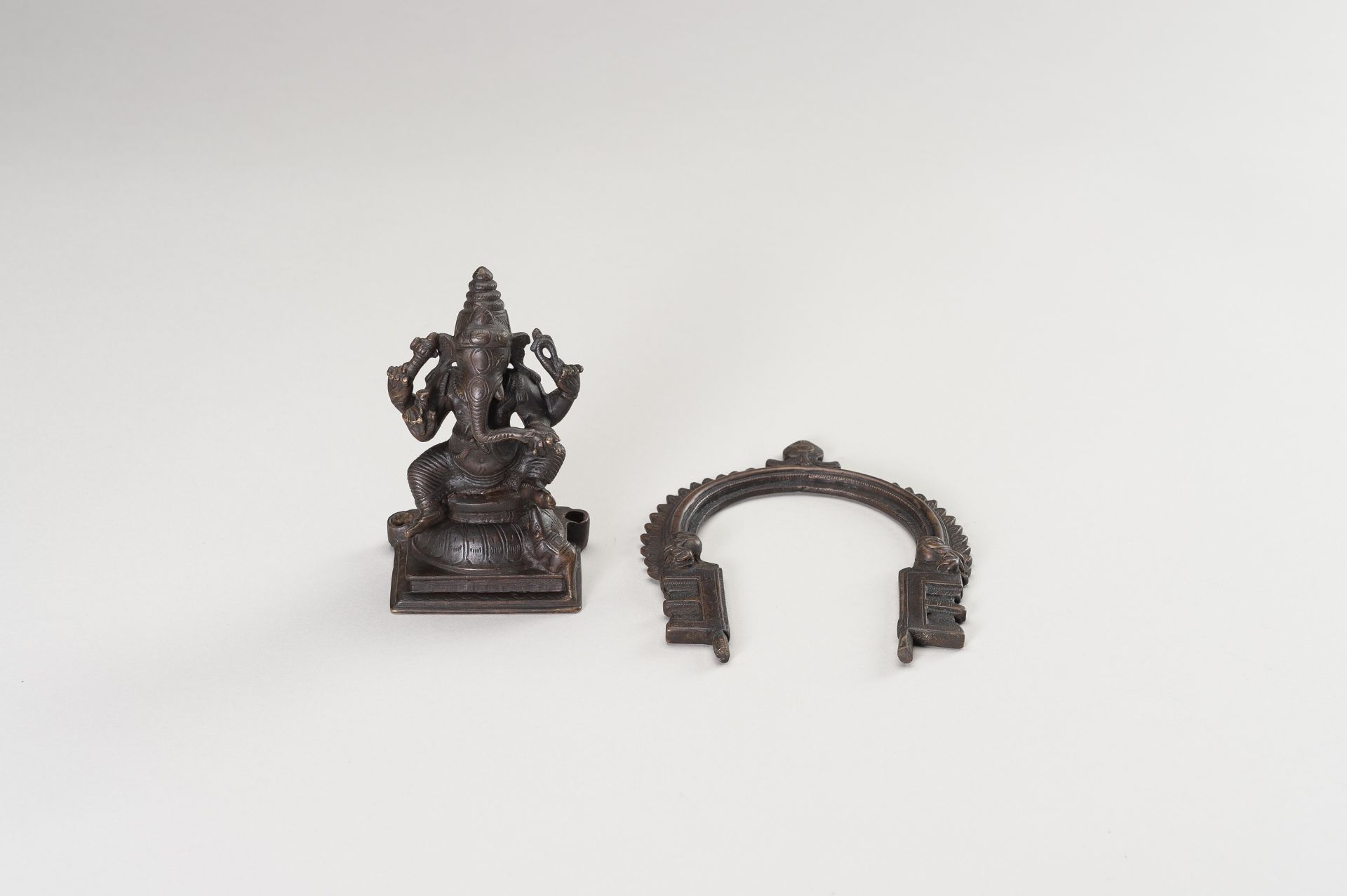 AN INDIAN BRONZE FIGURE OF GANESHA - Bild 9 aus 10