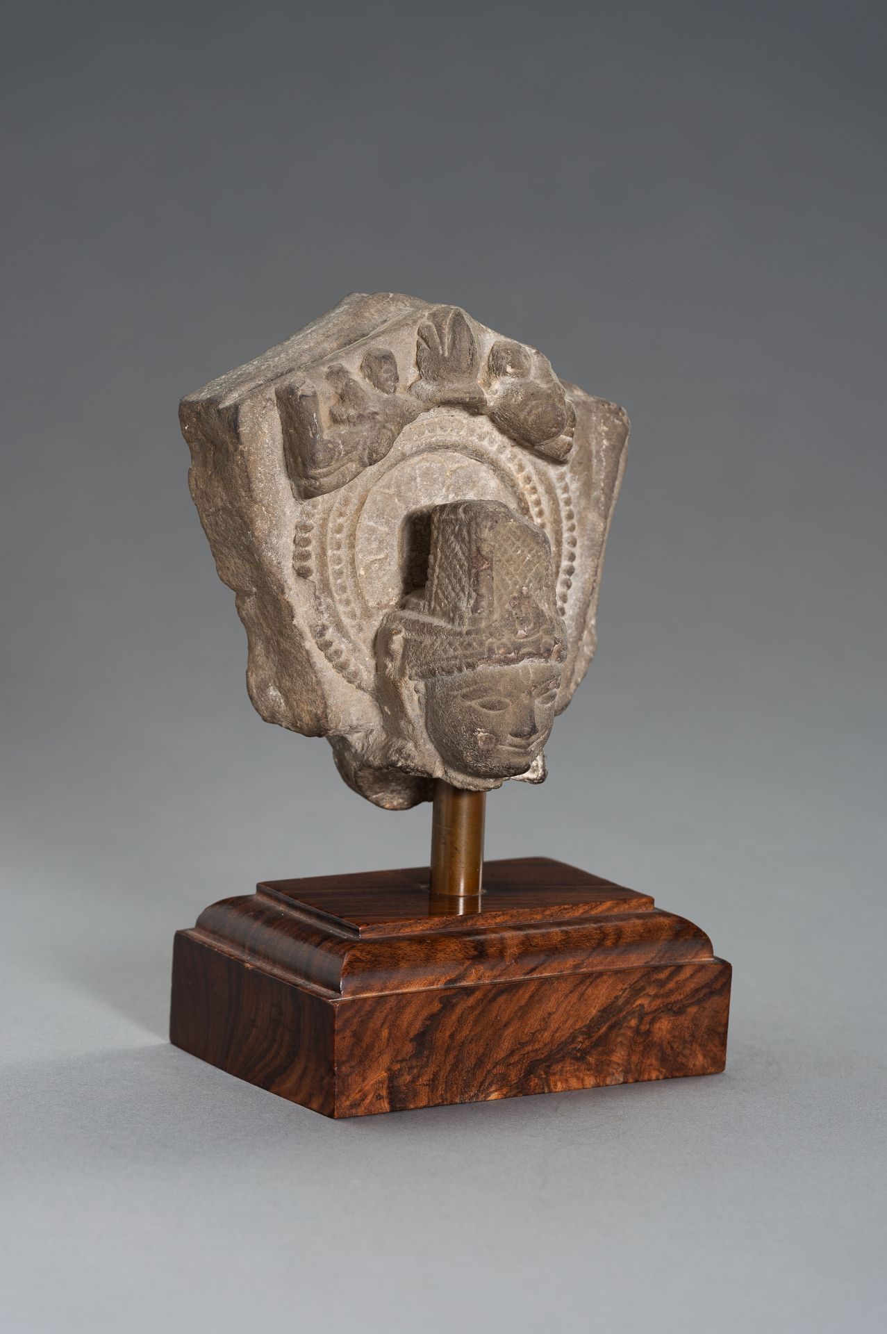 AN INDIAN STONE HEAD OF BUDDHA - Bild 6 aus 8