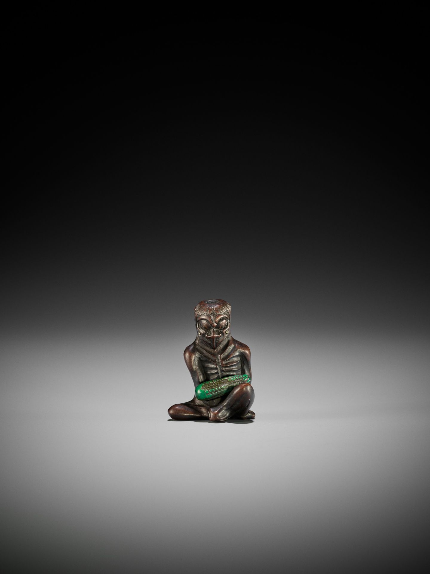 GYOKUSAI: A FINE INLAID WOOD NETSUKE OF A KAPPA WITH CUCUMBER - Bild 4 aus 13