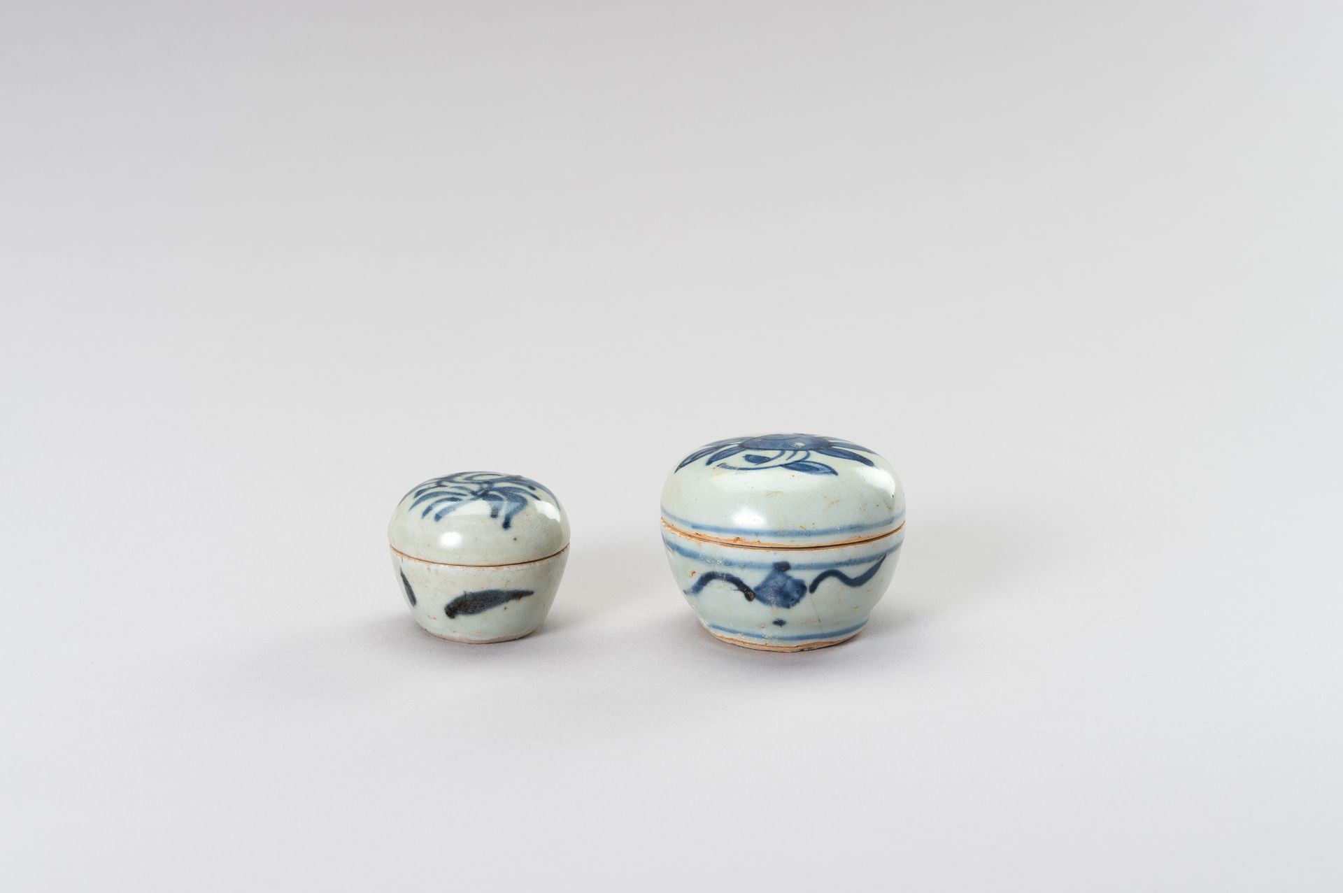 A SET OF TWO SMALL BLUE AND WHITE PORCELAIN BOXES - Image 2 of 11