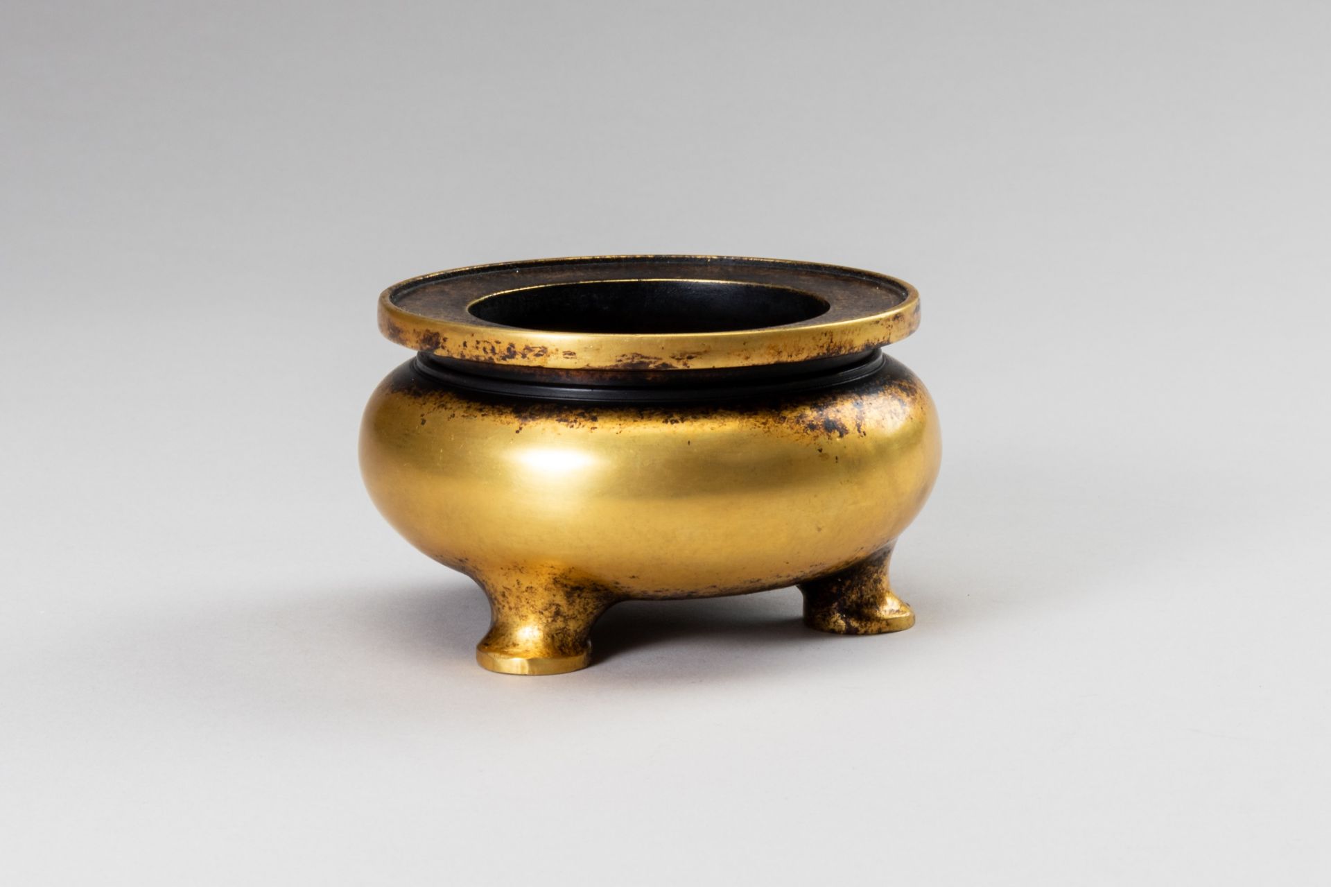 A SMALL GILT-BRONZE TRIPOD CENSER - Bild 2 aus 9