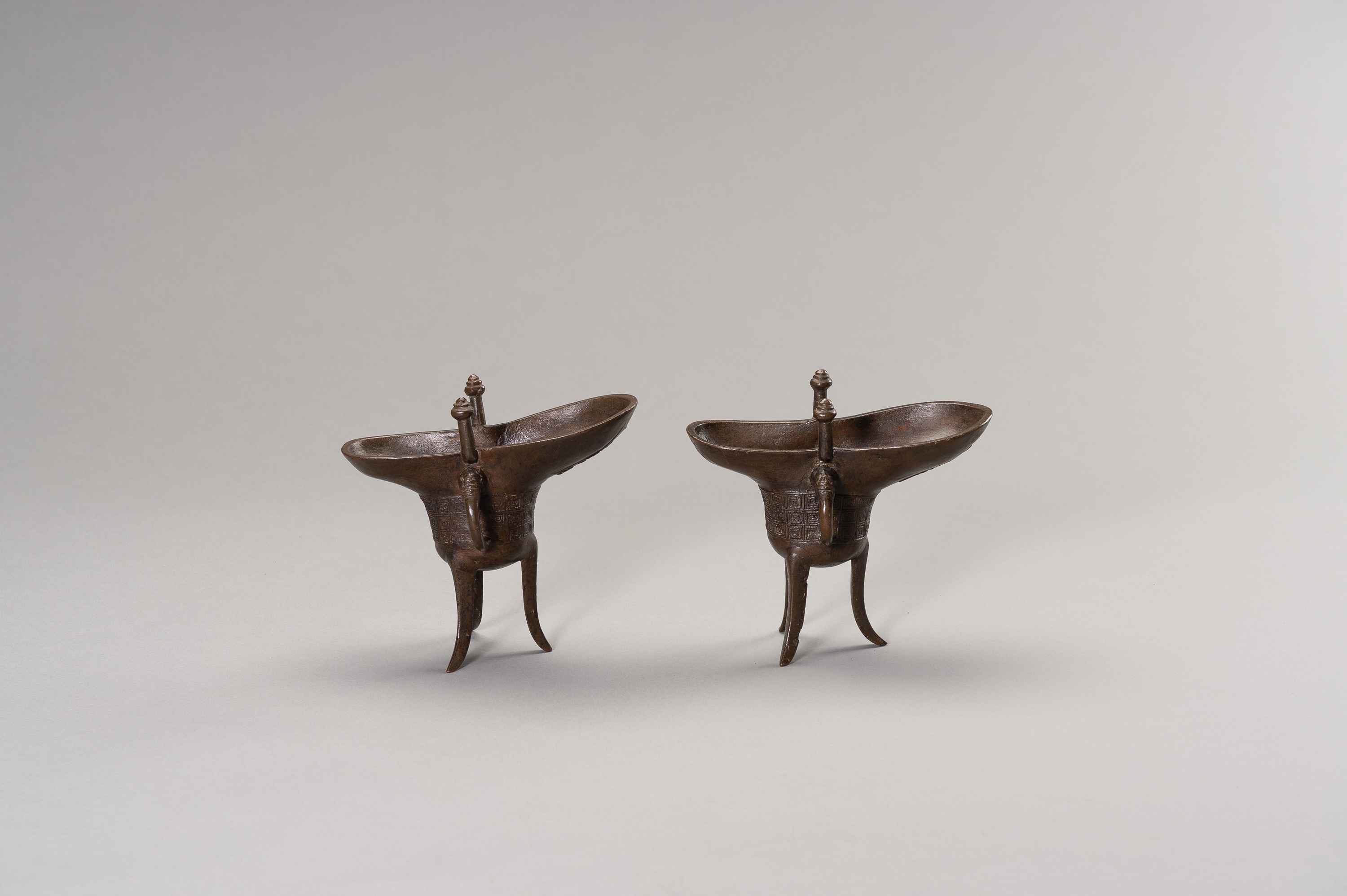 A RARE PAIR OF ARCHAISTIC BRONZE JUE QIANLONG MARK AND PERIOD - Image 4 of 17