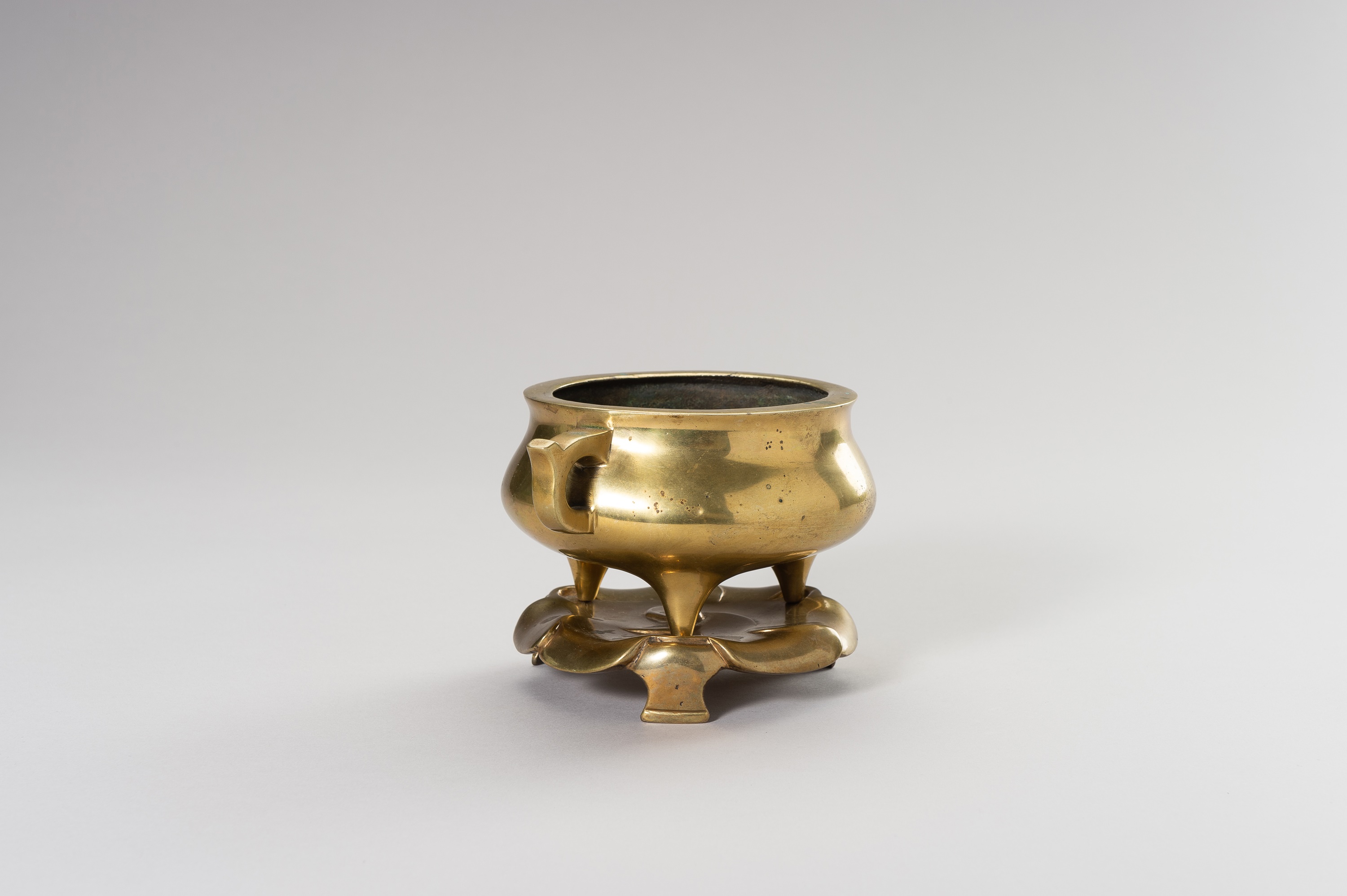 A GILT-BRONZE TRIPOD CENSER WITH STAND - Image 3 of 11