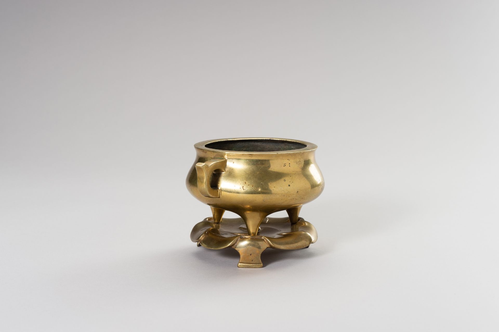 A GILT-BRONZE TRIPOD CENSER WITH STAND - Bild 3 aus 11