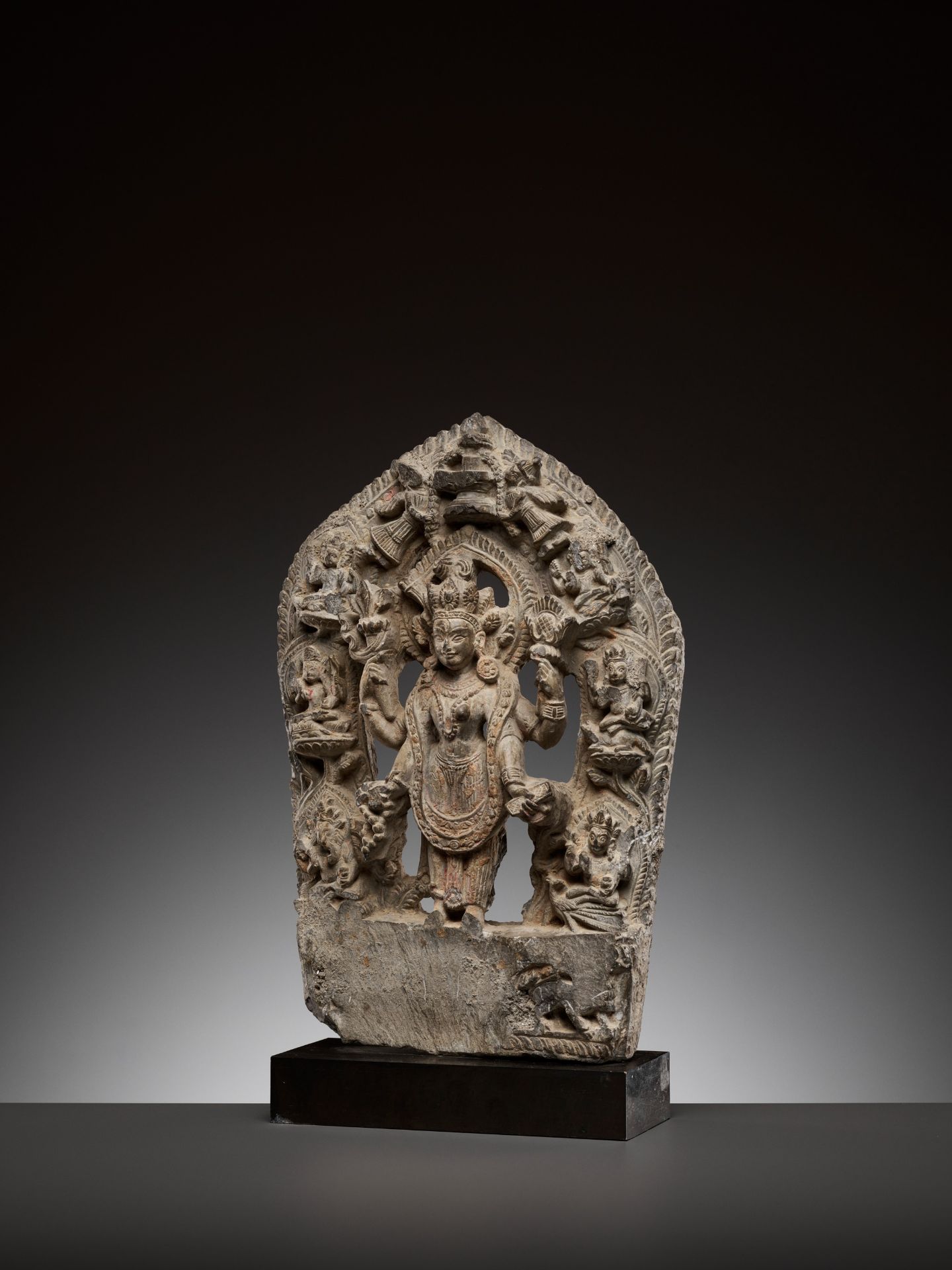 A SCHIST STELE DEPICTING ARDHANARISHVARA, 16TH-17TH CENTURY - Bild 2 aus 9