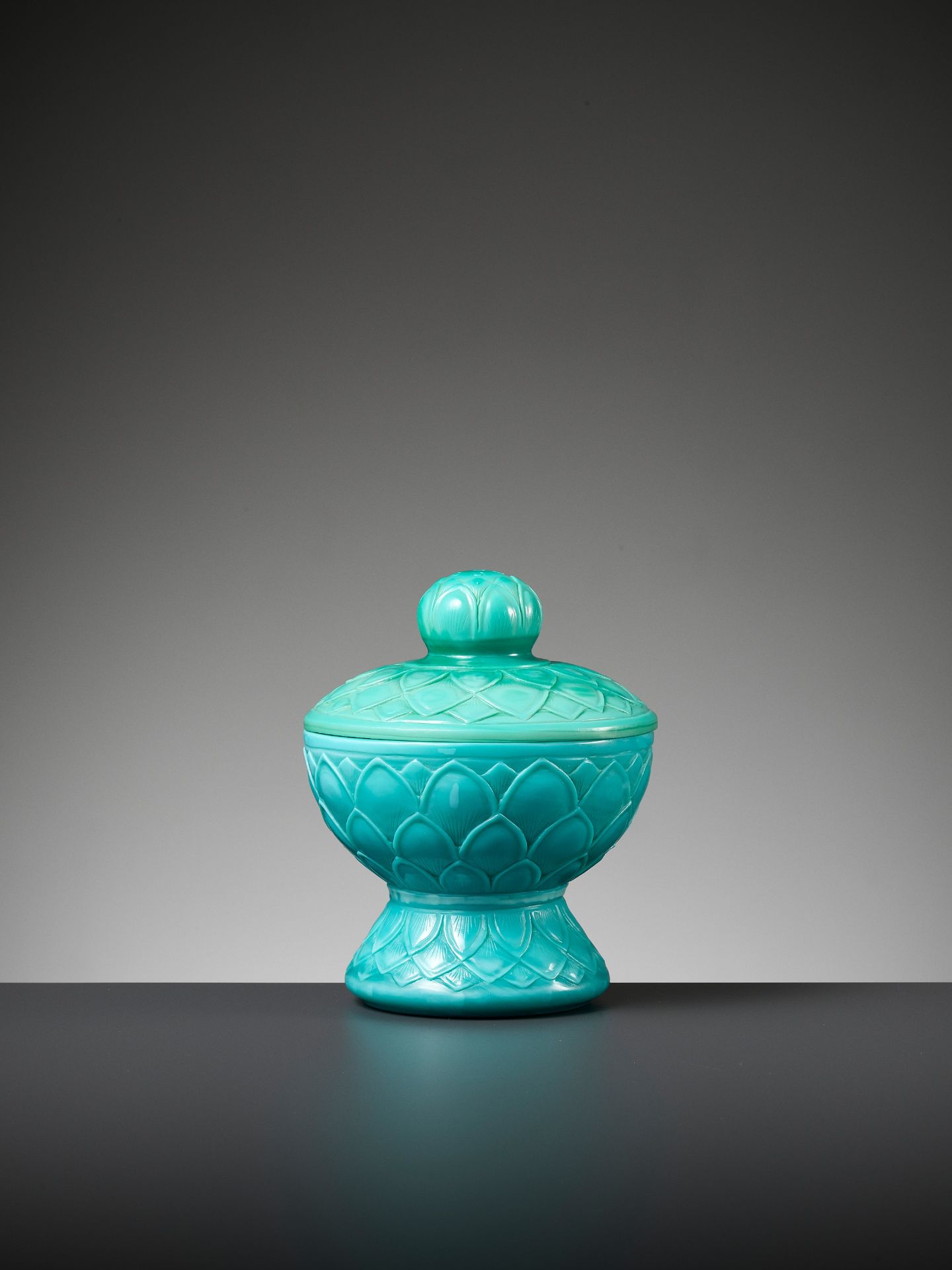 A RARE TURQUOISE PEKING GLASS STEM BOWL AND COVER, QIANLONG MARK AND PERIOD - Bild 7 aus 12