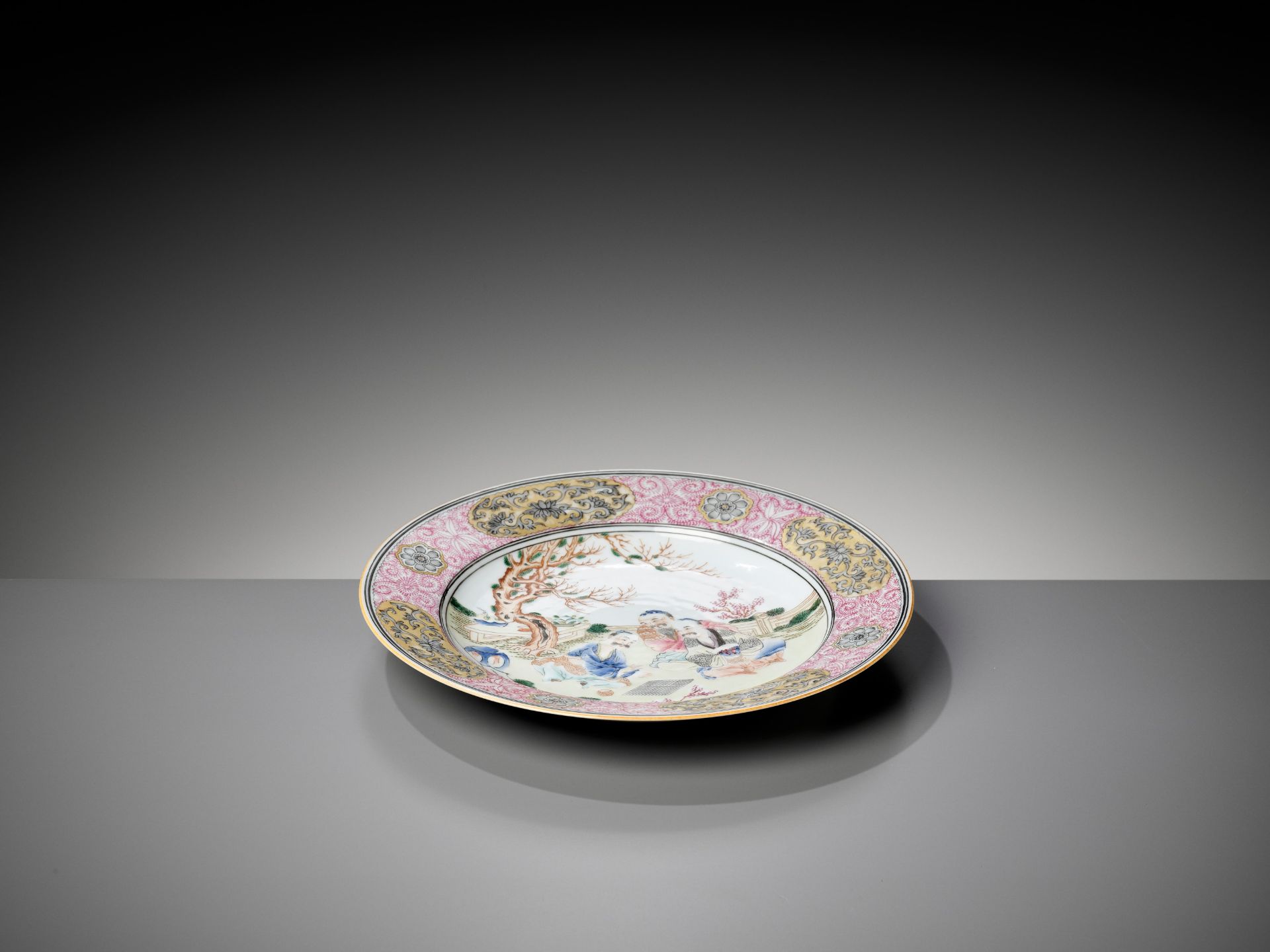 A GILT, ENAMELED AND GRISAILLE-DECORATED FAMILLE ROSE 'WEIQI PLAYERS' DISH, 18TH CENTURY - Bild 3 aus 7