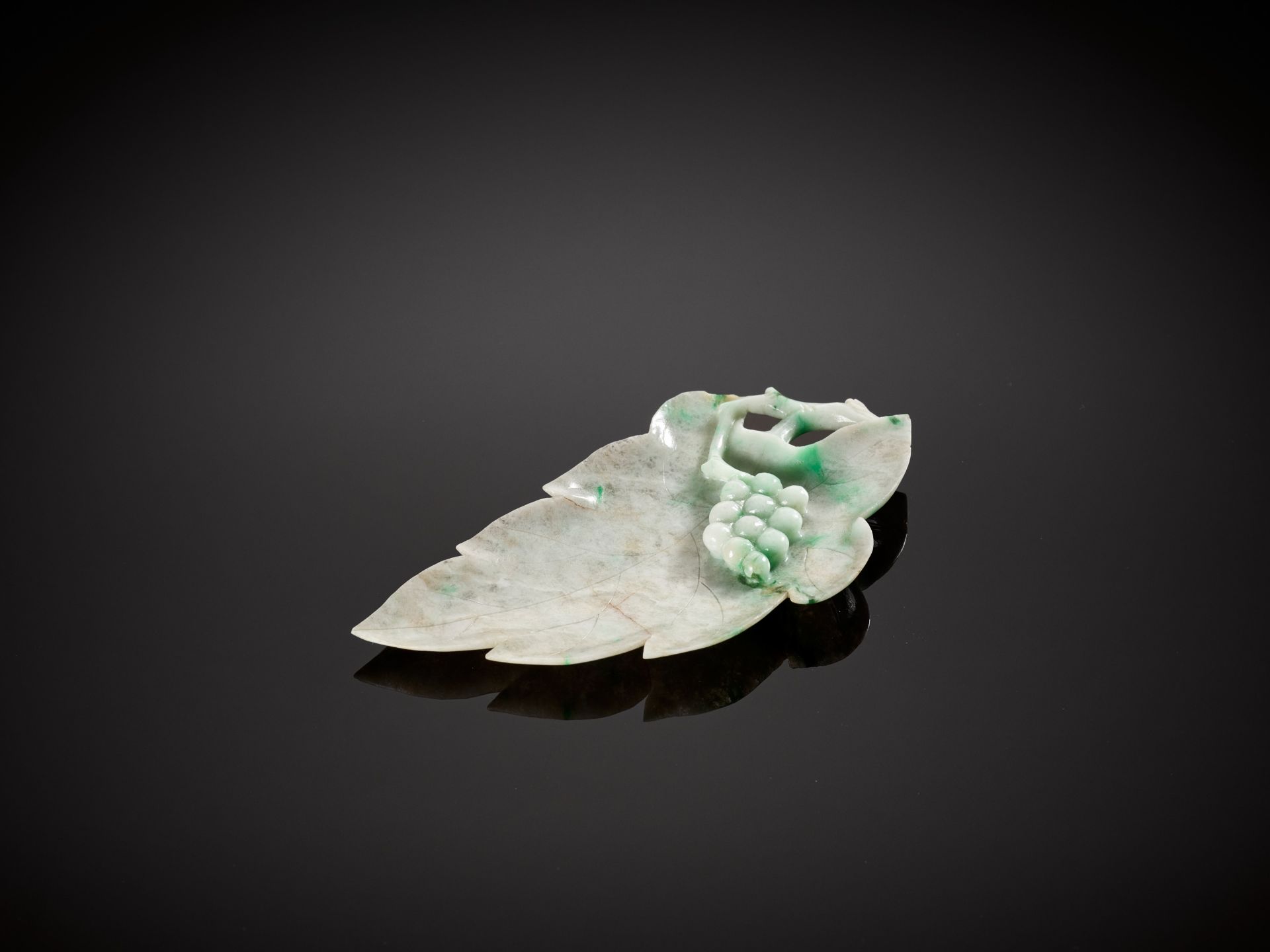 A JADEITE 'LEAF AND GRAPES' BRUSH WASHER, LATE QING TO REPUBLIC PERIOD - Bild 4 aus 10