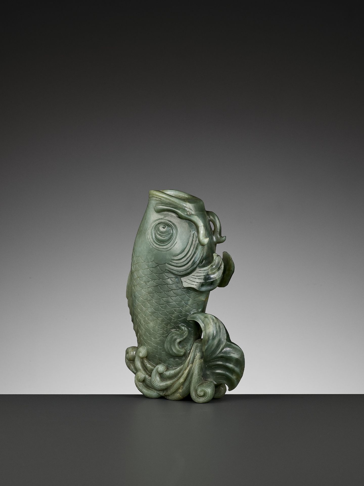 A GREEN JADE 'CARP' VASE, QING DYNASTY - Bild 2 aus 11